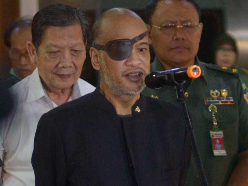 Putra Presiden ke-3 BJ Habibie, Thareq Kemal memberikan keterangan terkini kondisi BJ Habibie di Lobi RSPAD, Jakarta.