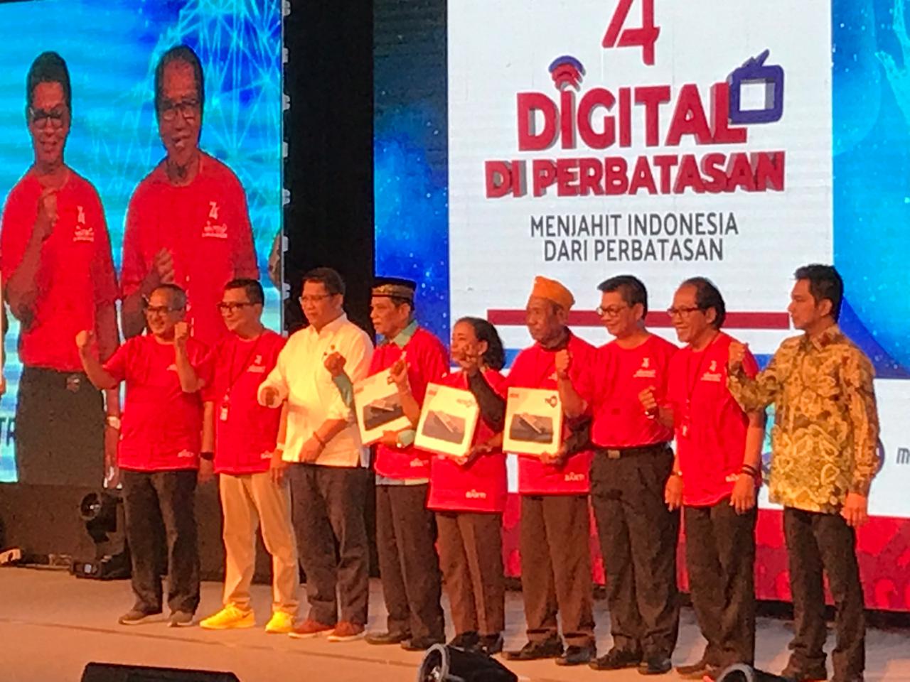 Menkominfo Rudiantara (ketiga dari kiri)