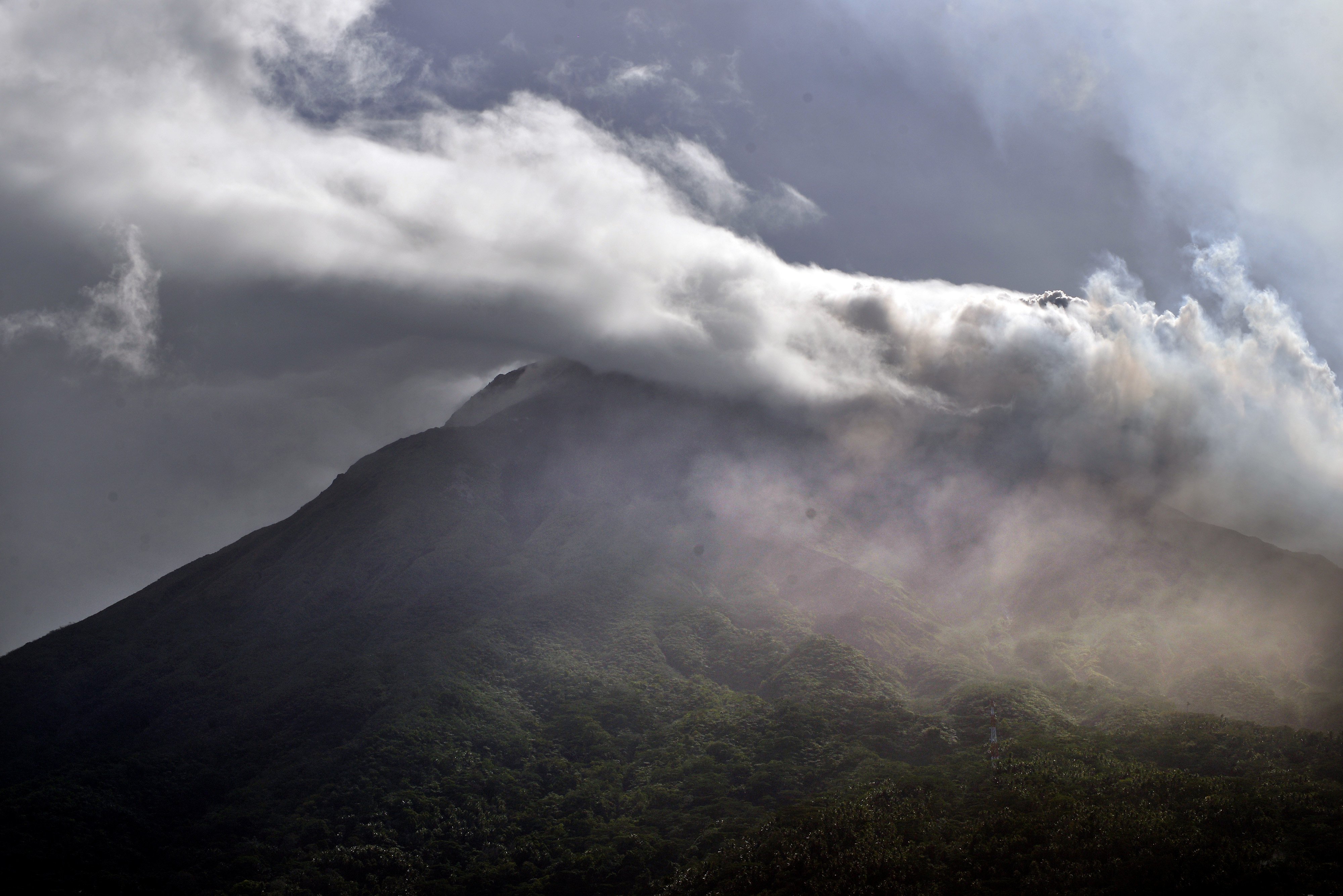 Gunung Karangetang mengalami erupsi.