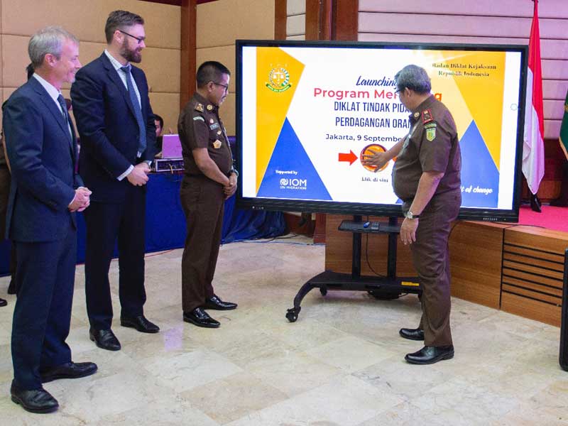 Wakil Jaksa Agung Arminsyah (kanan) , Kepala Misi IOM Indonesia Louis Hoffmann (kiri).