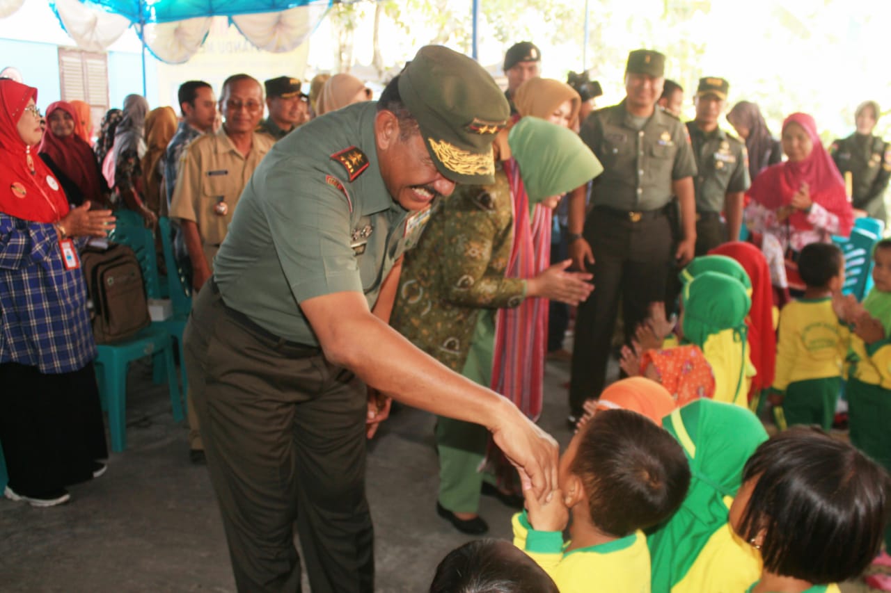 Pangdam IV/Diponegoro Mayjen Mochamad Effendi menya anak-anak di Desa Kemudo, Klaten, saat pencanangan TNI Manunggal KB, Senin (9/9). 