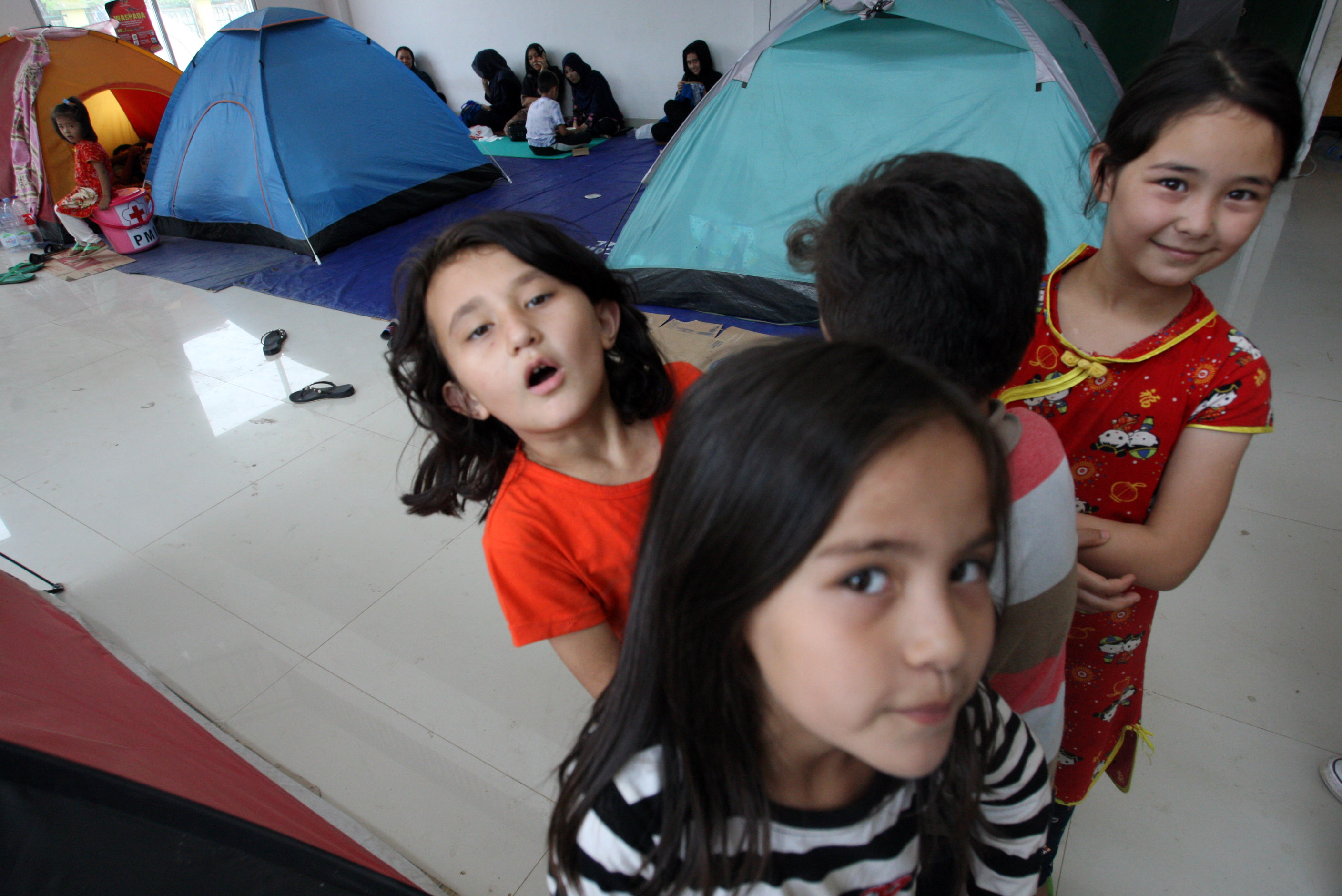 Para pencari suaka menunggu keputusan tempat tinggal dari UNHCR di Tempat Penampungan Sementara, Kalideres, Jakarta.