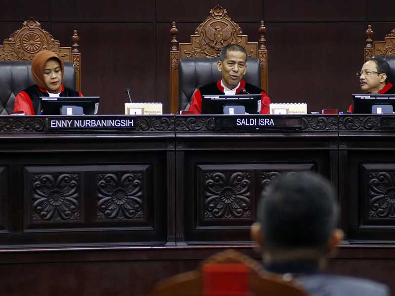 Ketua Majelis Hakim Konstitusi Saldi Isra didampingi hakim konstitusi Enny Nurbaningsih dan Suhartoyo.