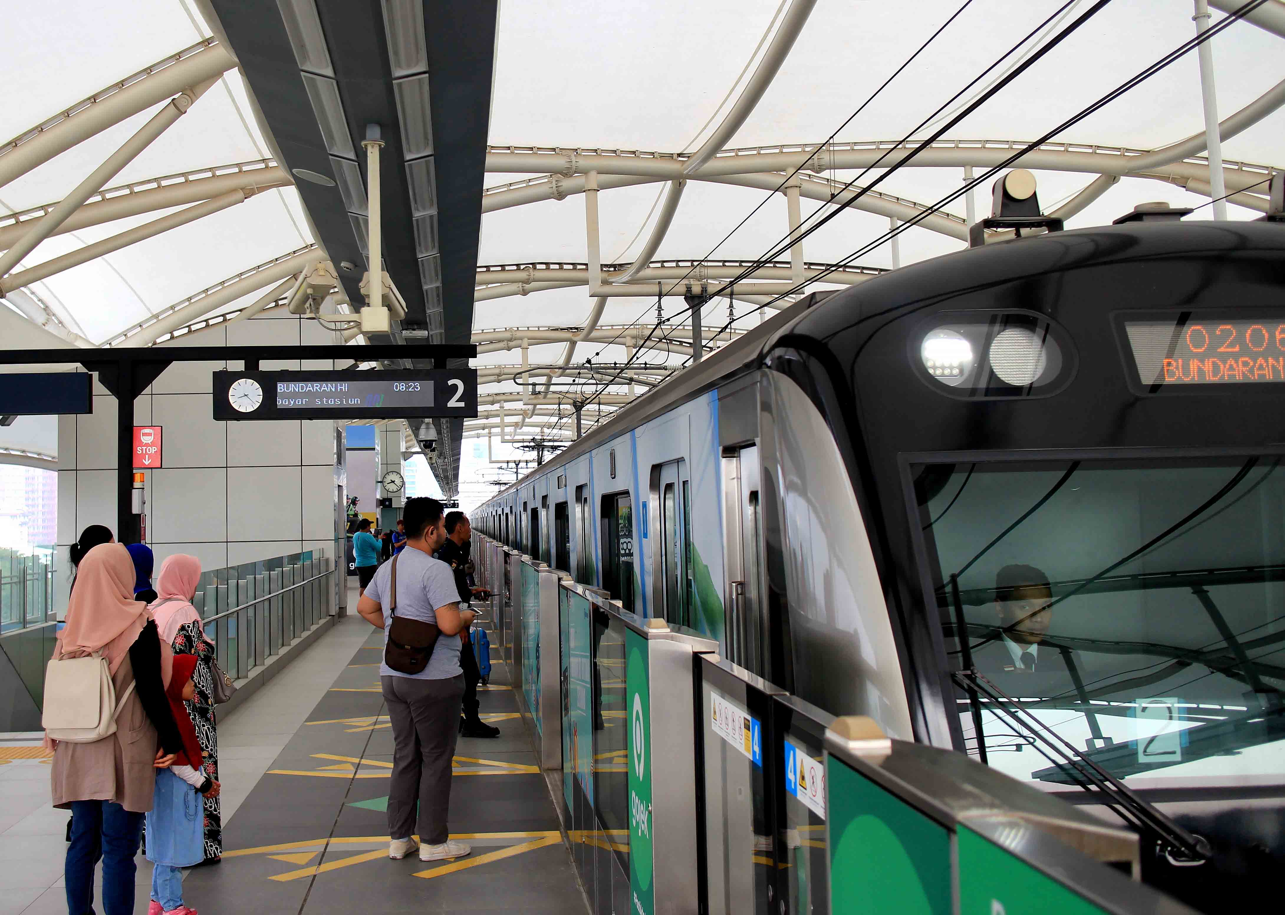 Penumpang menaiki Moda Raya Terpadu (MRT) di Stasiun Fatmawati, Jakarta, Minggu (4/8).