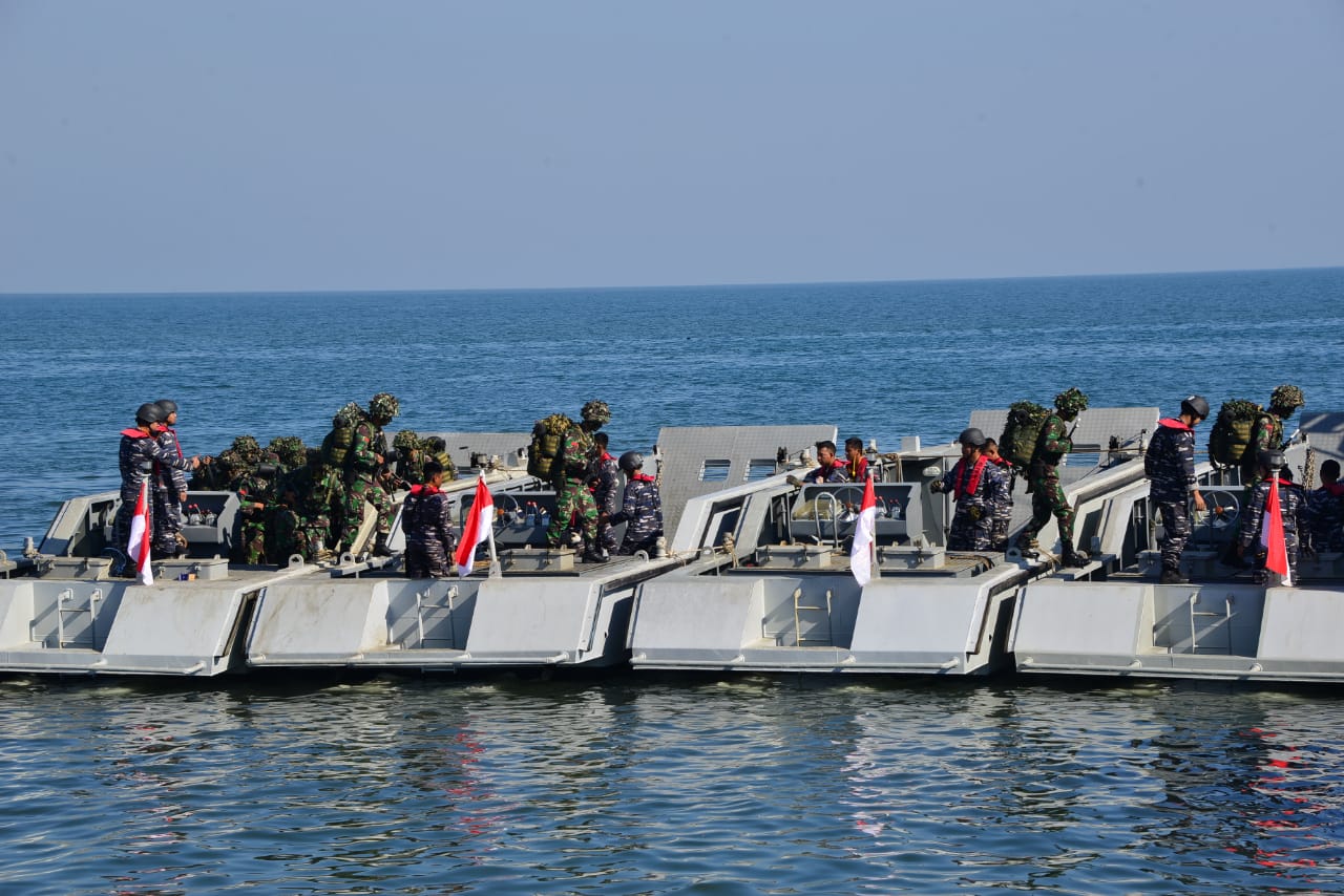 Latihan gabungan TNI AD, AL dan AU di Situbondo