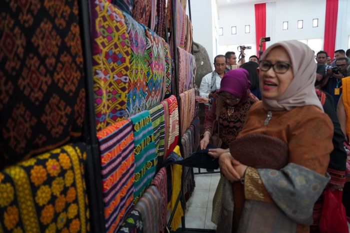 Ketua Umum Dekranas Mufidah Jusuf Kalla saat melihat tenun NTT 