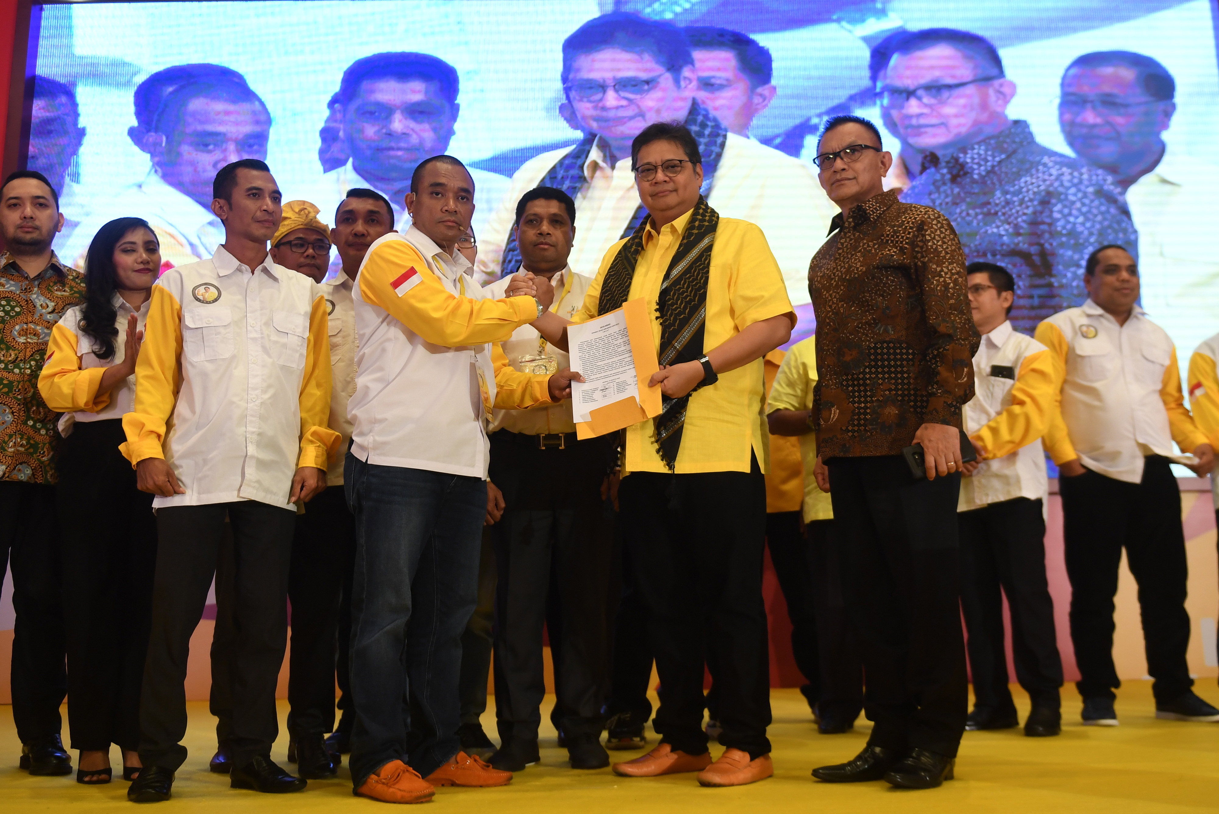 ketua Umum Golkar Airlangga Hartarto bersama Ketua Umum Jaringan Aktivis Muda Golkar Rudolfus Jack Paskalis saat peluncuran Smart