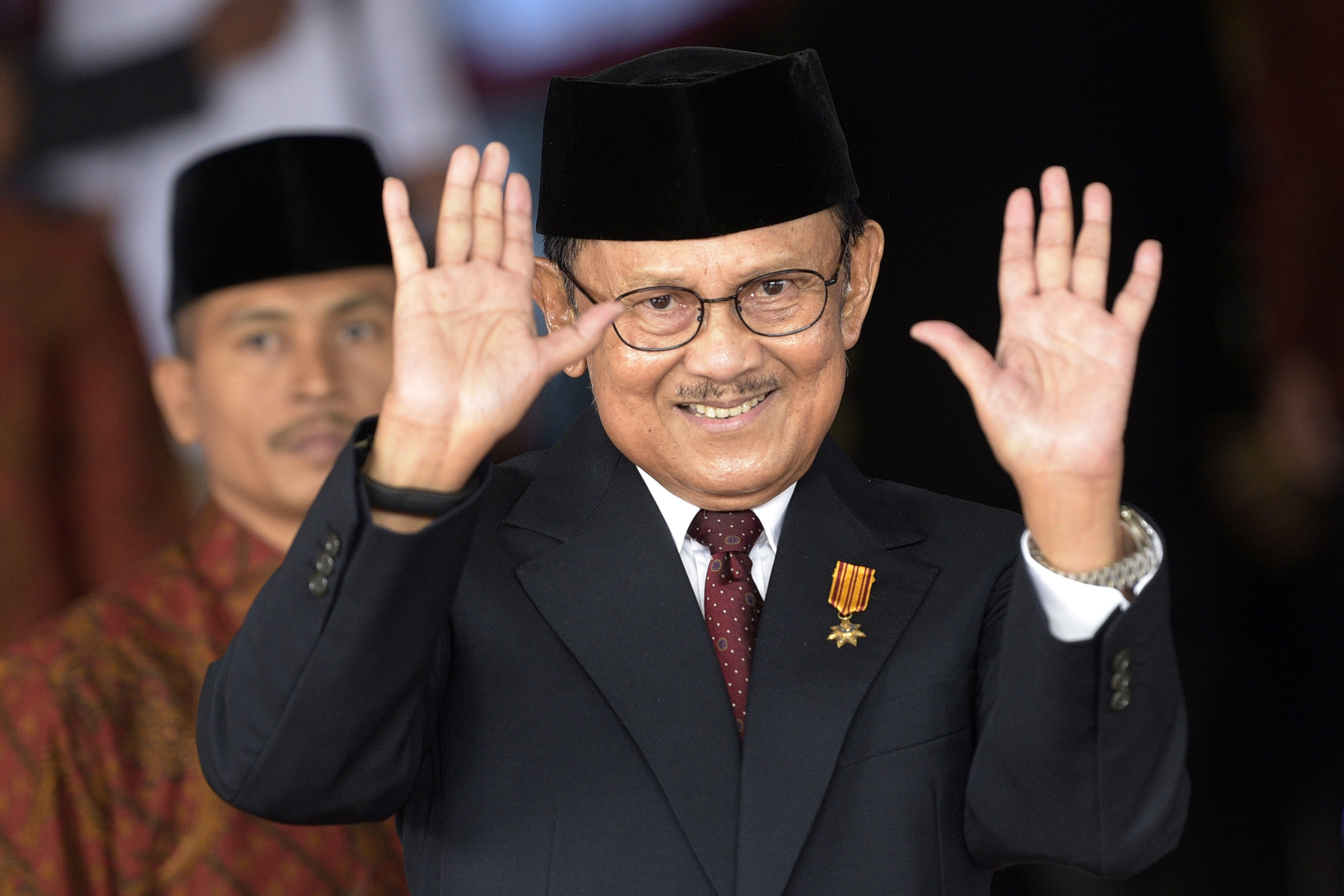Presiden ketiga RI BJ Habibie melambaikan tangan saat akan menghadiri Sidang Tahunan MPR Tahun 2015 di Senayan, Jakarta, Jumat (14/8/2015).