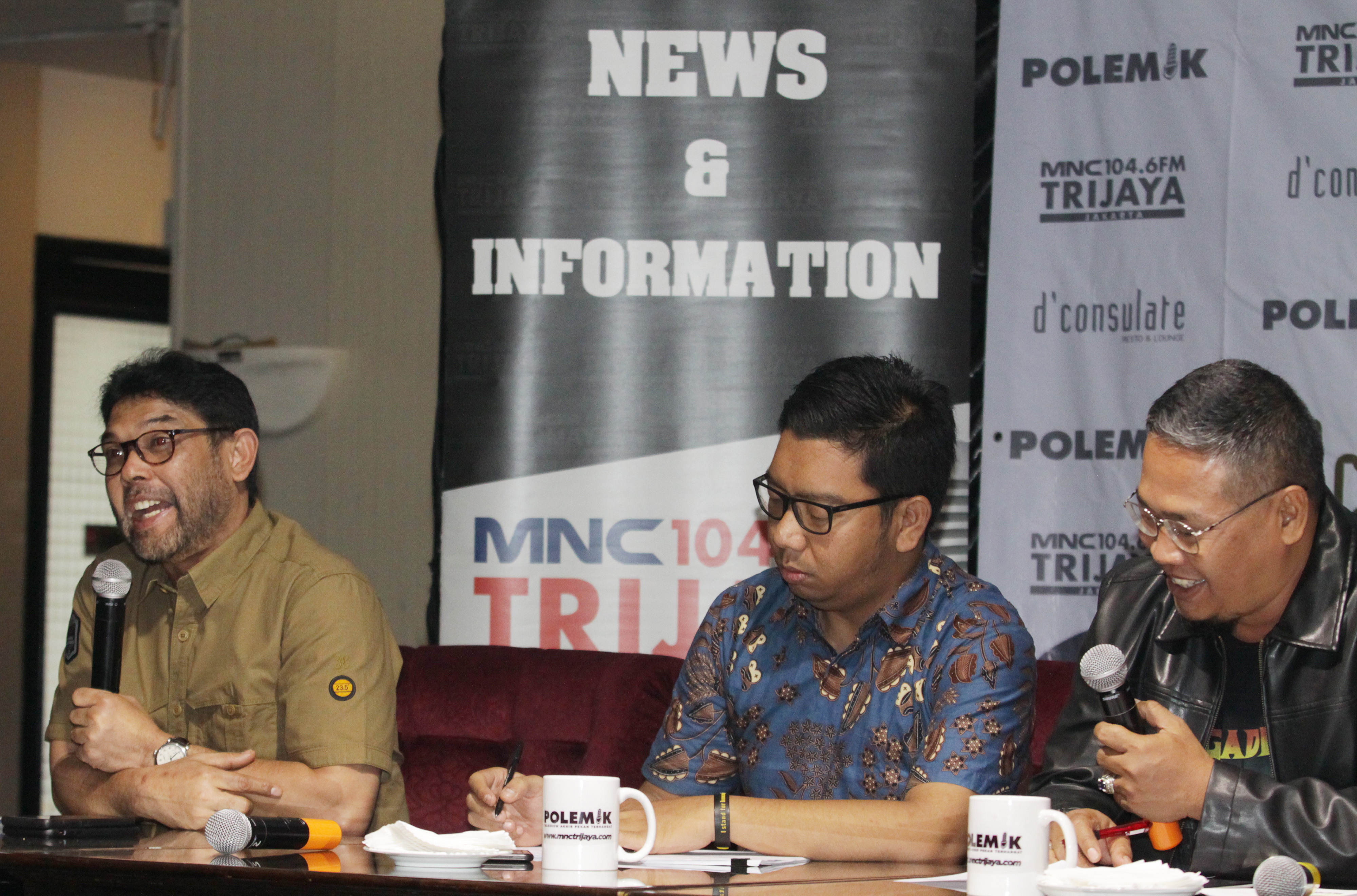 Anggota Komisi III DPR Fraksi PKS M. Nasir Djamil (kiri)