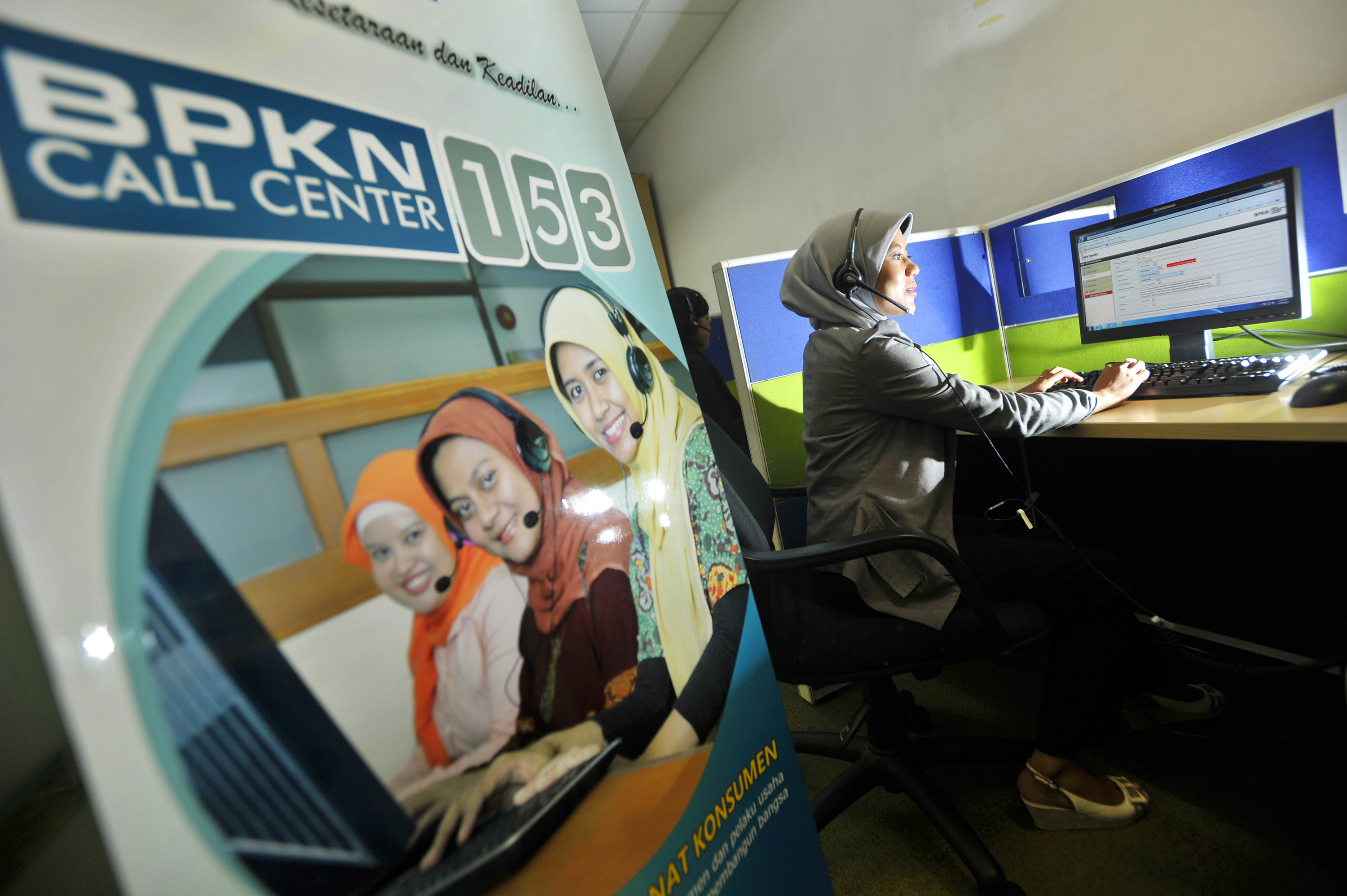 Operator merespon telepon dari konsumen di pusat layanan pengaduan konsumen BPKN-Kemendag, Jakarta, Senin (27/5).