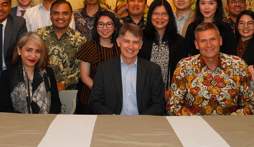  Owen Jenkins, Dubes Inggris untuk Indonesia (tengah) dan Nini Sumohandoyo, Community Investment Director Prudential Indonesia.