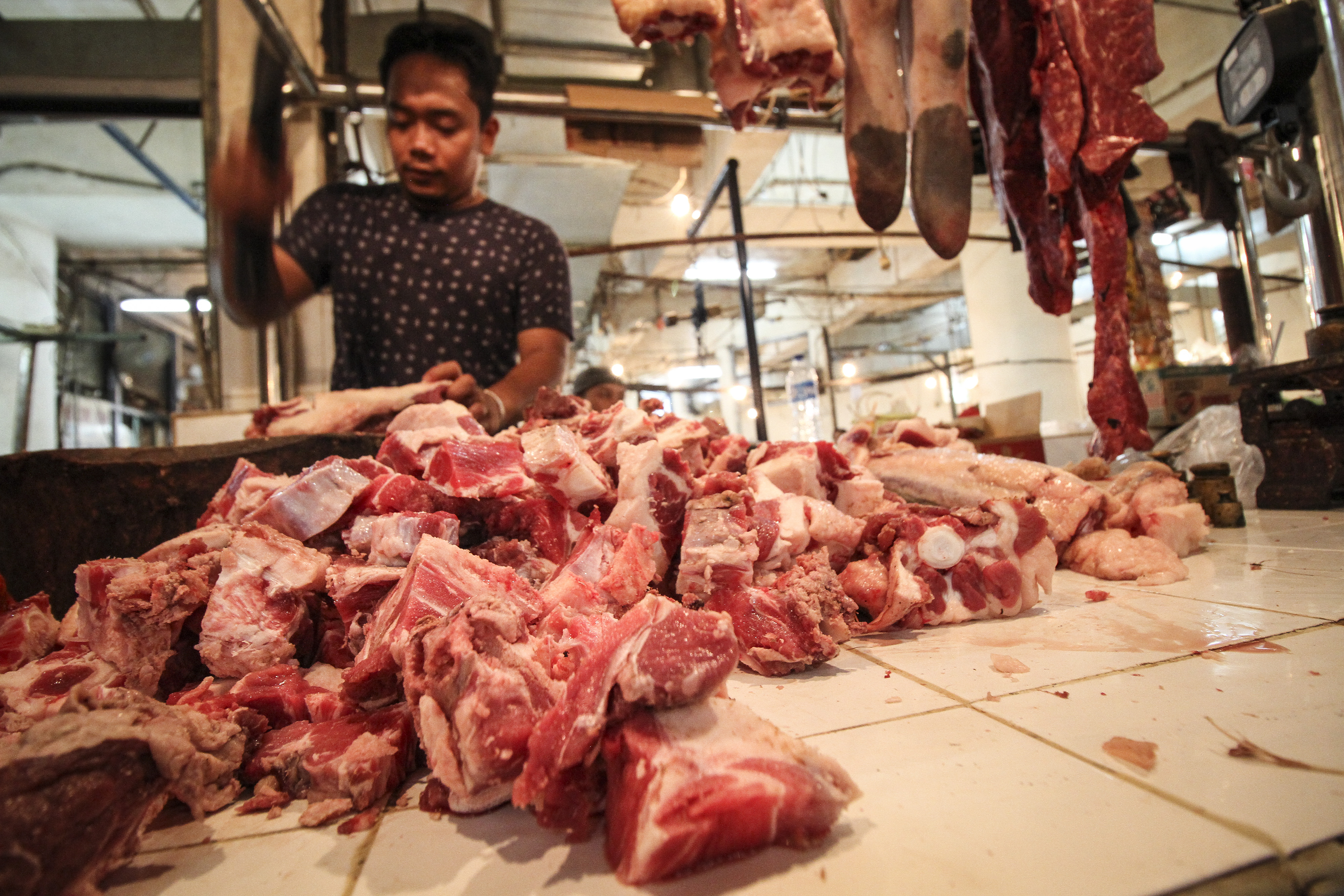  Pedagang daging sapi melayani pembeli di Pasar Tebet, Jakarta.