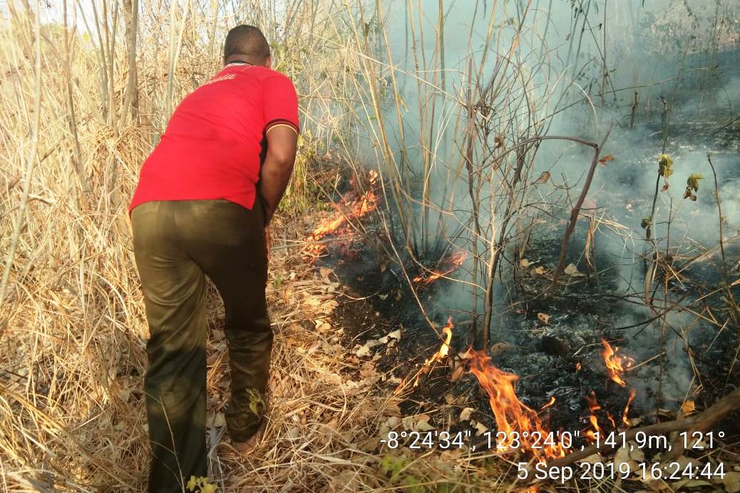 Seorang petugas KPH berjuang padamkan api.