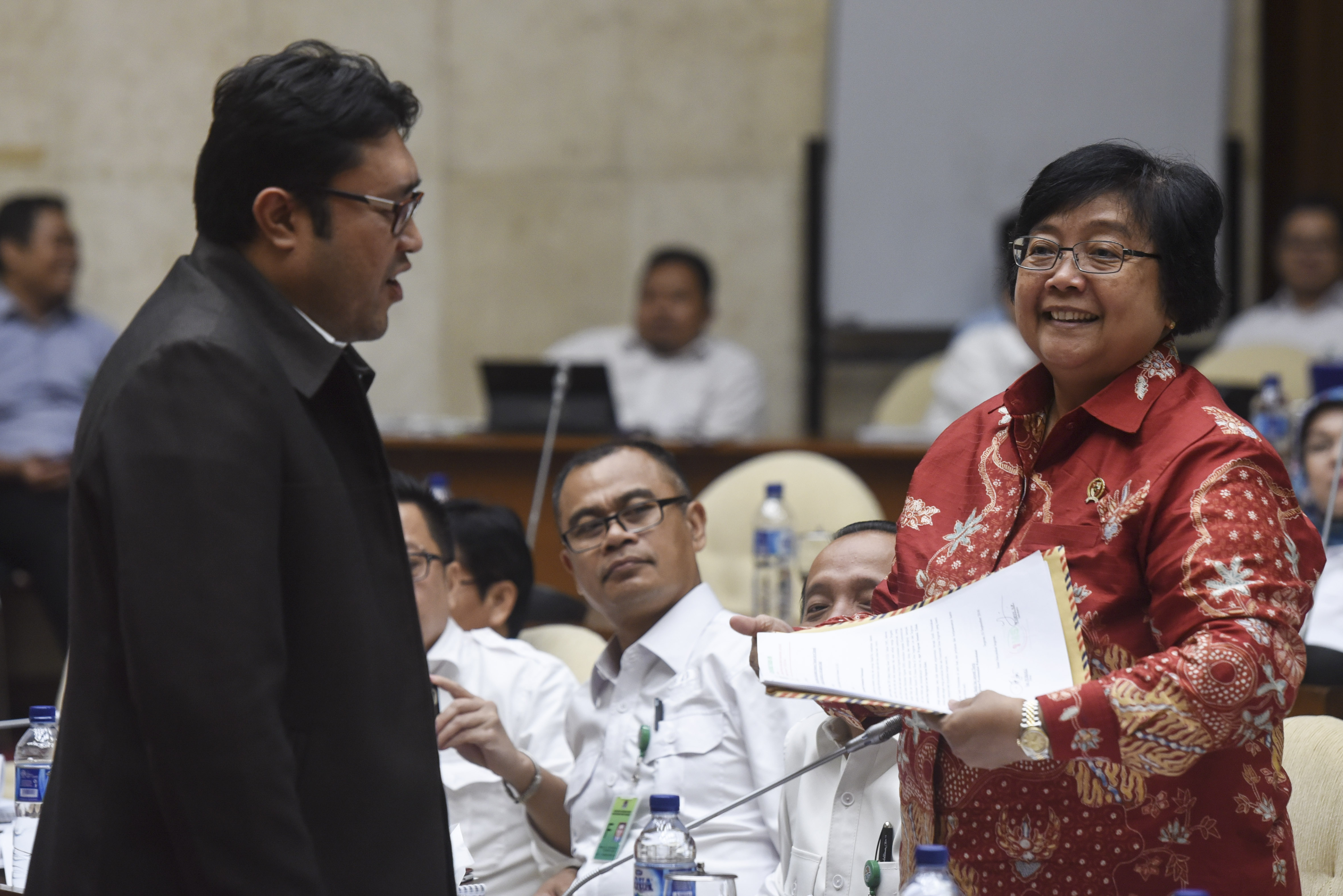 Menteri Lingkungan Hidup dan Kehutanan (LHK) Siti Nurbaya (kanan) menerima surat aspirasi dari Ketua DPD PDIP Jawa Barat Ono Surono