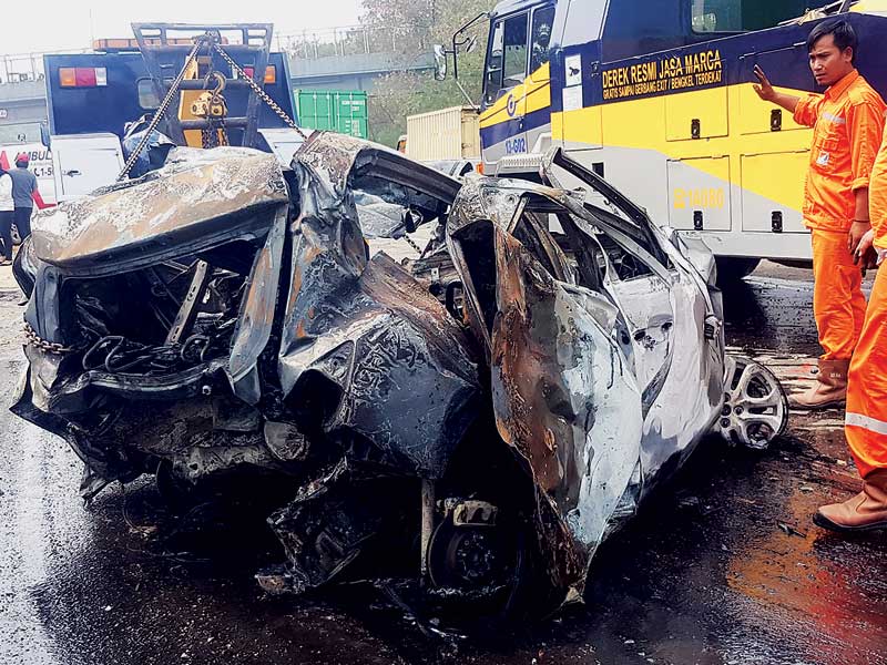 Seorang wartawan mengambil gambar sebuah mobil minibus yang belum dievakuasi pascatabrakan beruntun di KM 91 Tol Cipularang.