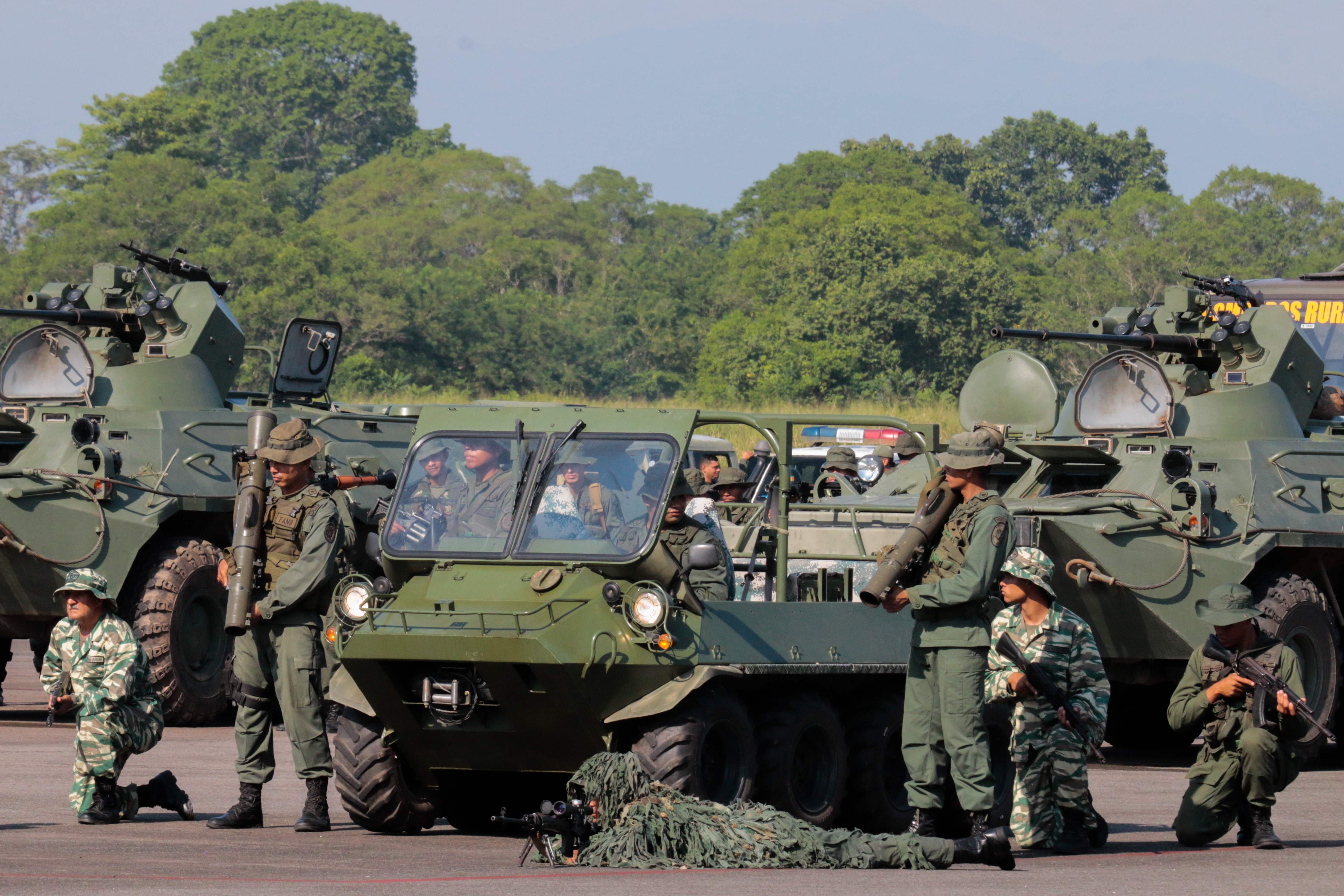 Personel militer Venezuela ambil bagian dalam latihan perang di Bandara La Fria, Negara Bagian Tachira