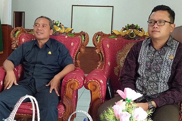 Kasi Intel Kejari Lembata, Devi Eko Istiawan (kanan)   