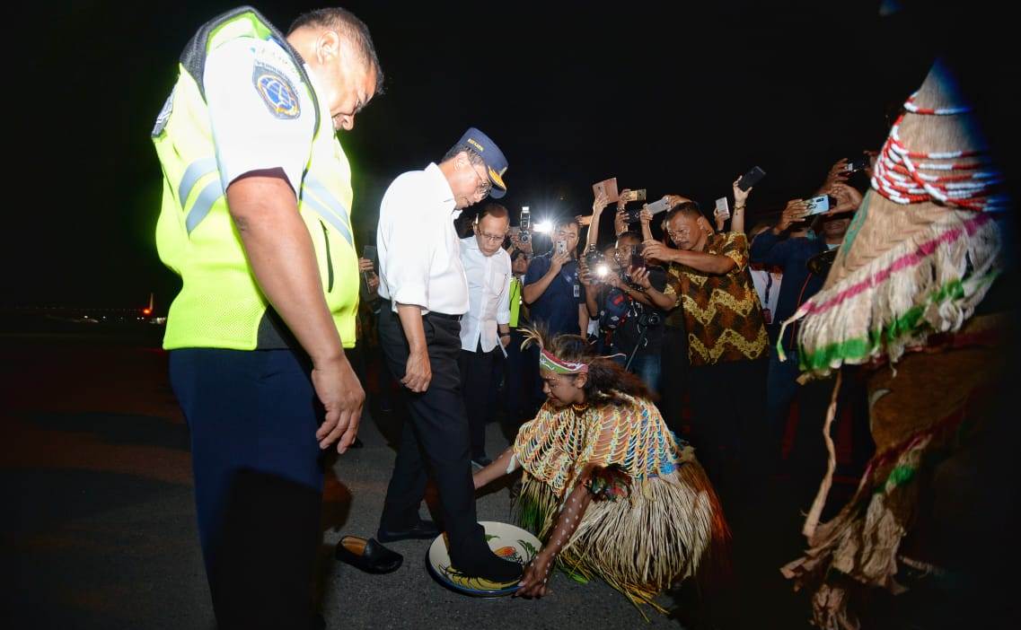 Menhub langsung disambut Gubernur Papua Barat, Dominggus Mandacan dengan upacara adat penyambutan tamu Mansorandak.  