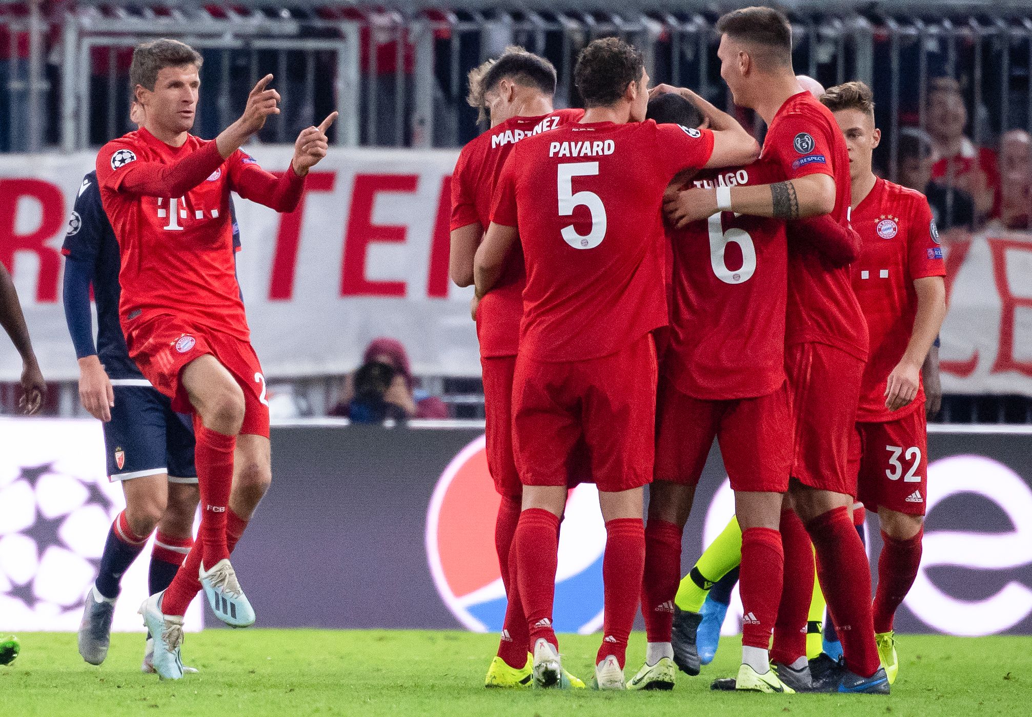Para pemain Bayern Muenchen melakukan selebrasi usai menjebol gawang Red Star di laga Liga Champions.