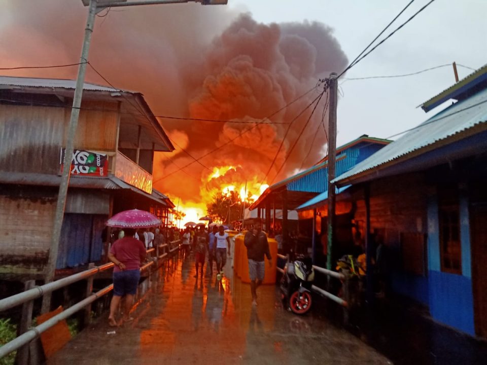 Api melahap rumah dan kios di Kota Agats, Kabupaten Asmat, Papua, Selasa (17/9)