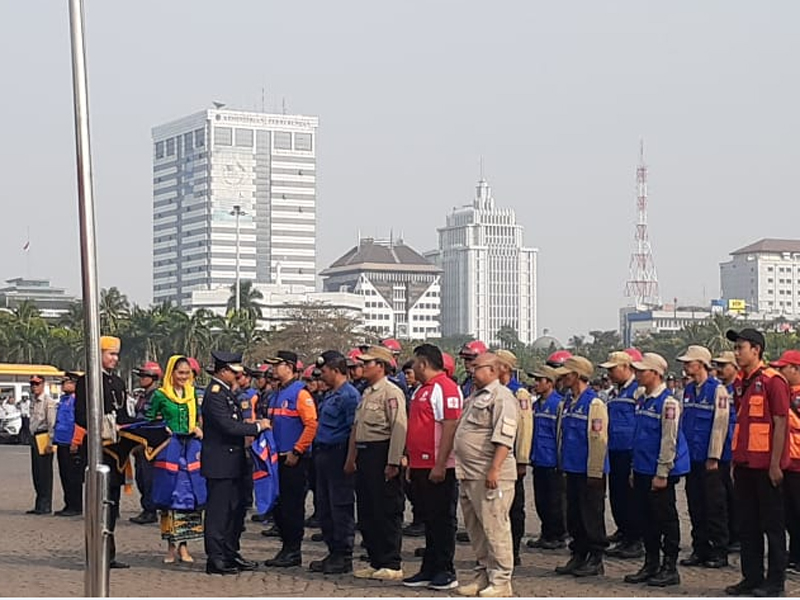 Gubernur DKI Jakarta Anies Baswedan (tengah) saat melepas 65 petugas untuk membantu mengatasi Karhutla di Riau.