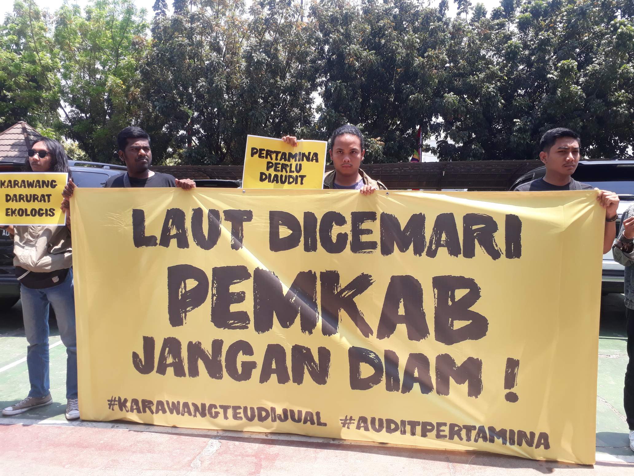 Para pegiat lingkungan berdemonstrasi terkait pencemaran yang dilakukan Pertamina di perairan Karawang, Jawa Barat.