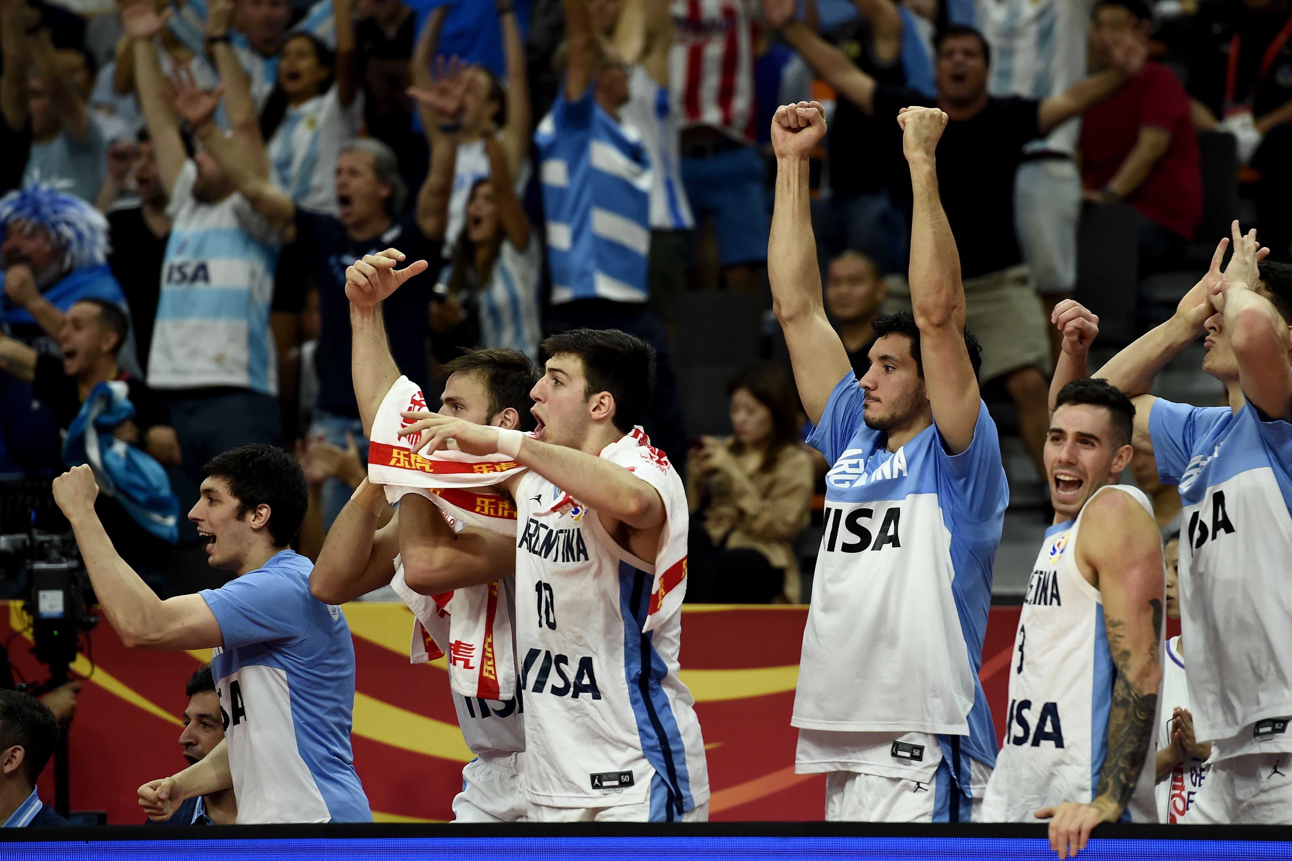 Para pemain Argentina melakukan selebrasi saat rekan mereka mencetak angka dalam laga Kejuaraan Dunia Bola Basket melawan Serbia.