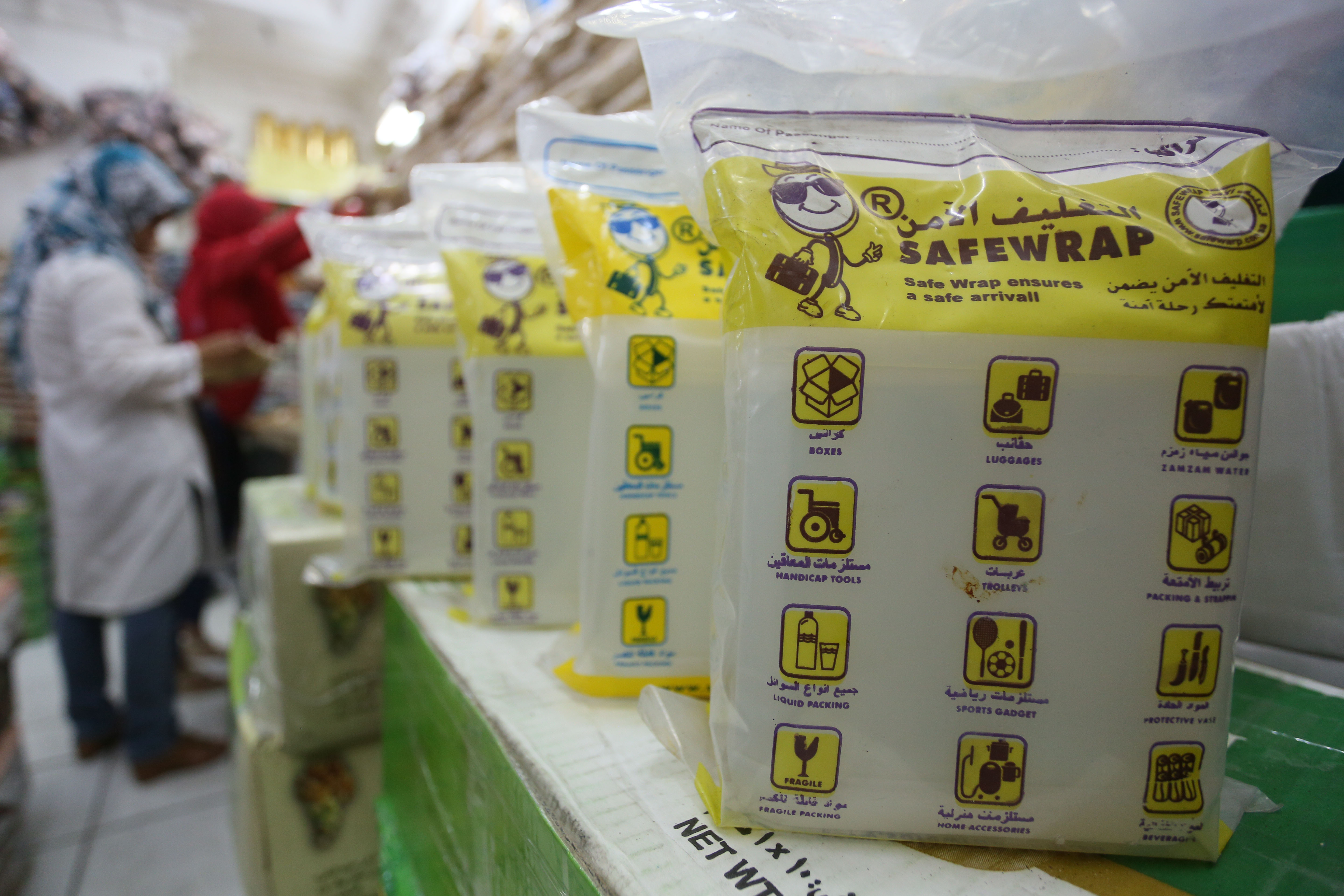 Pedagang menjajakan air Zamzam dalam kemasan yang dijual di tempat penjualan oleh-oleh haji di Pasar Tanah Abang, Jakarta Pusat.