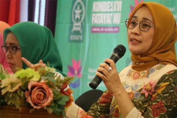 Ketua Umum Pimpinan Pusat Fatayat Nahdlatul Ulama (PP Fatayat NU), Anggia Ermarini (kanan)