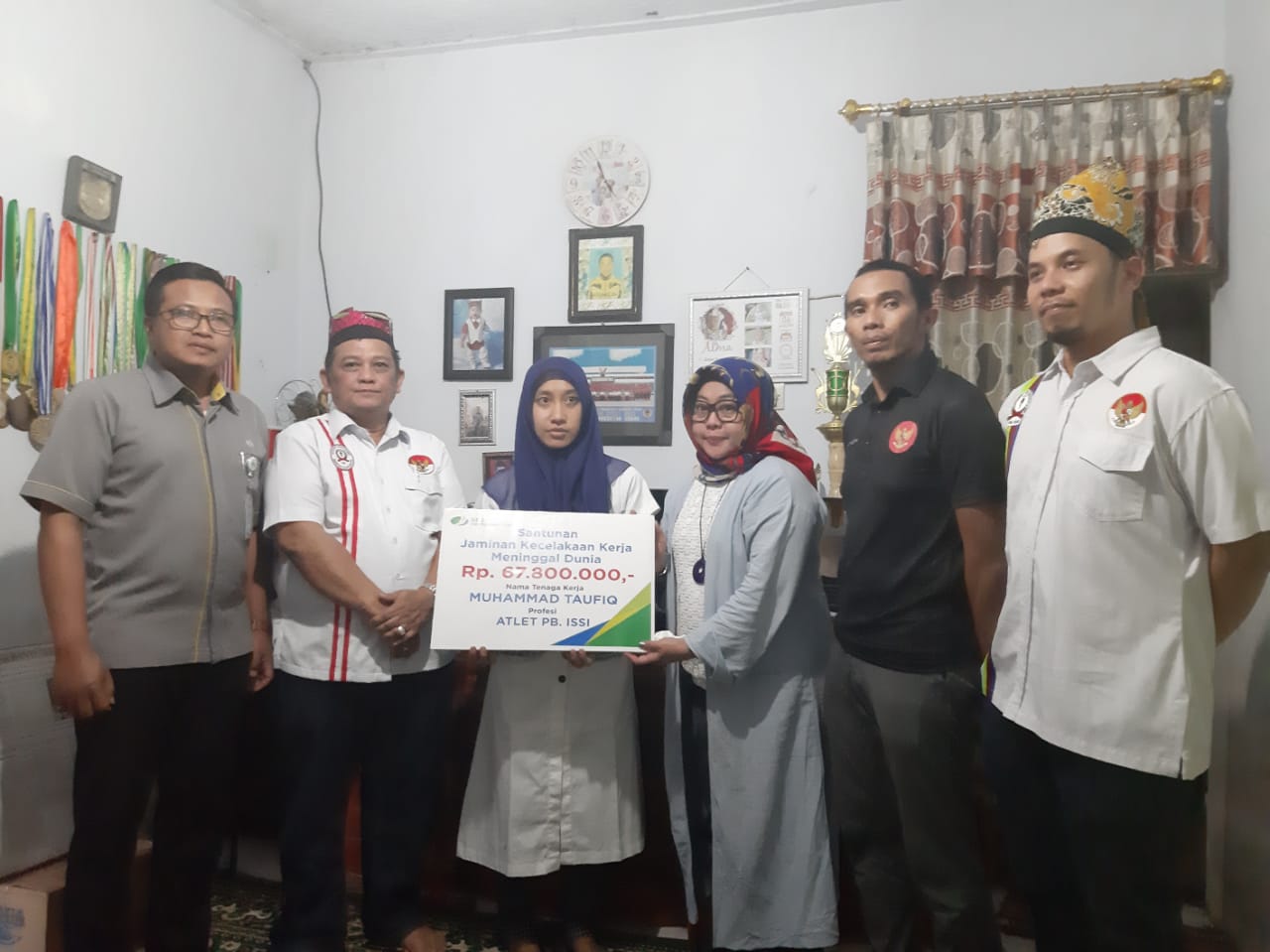 BPJS TK Serahkan Santunan Rp 67,8 Juta kepada Atlet Balap Sepeda 