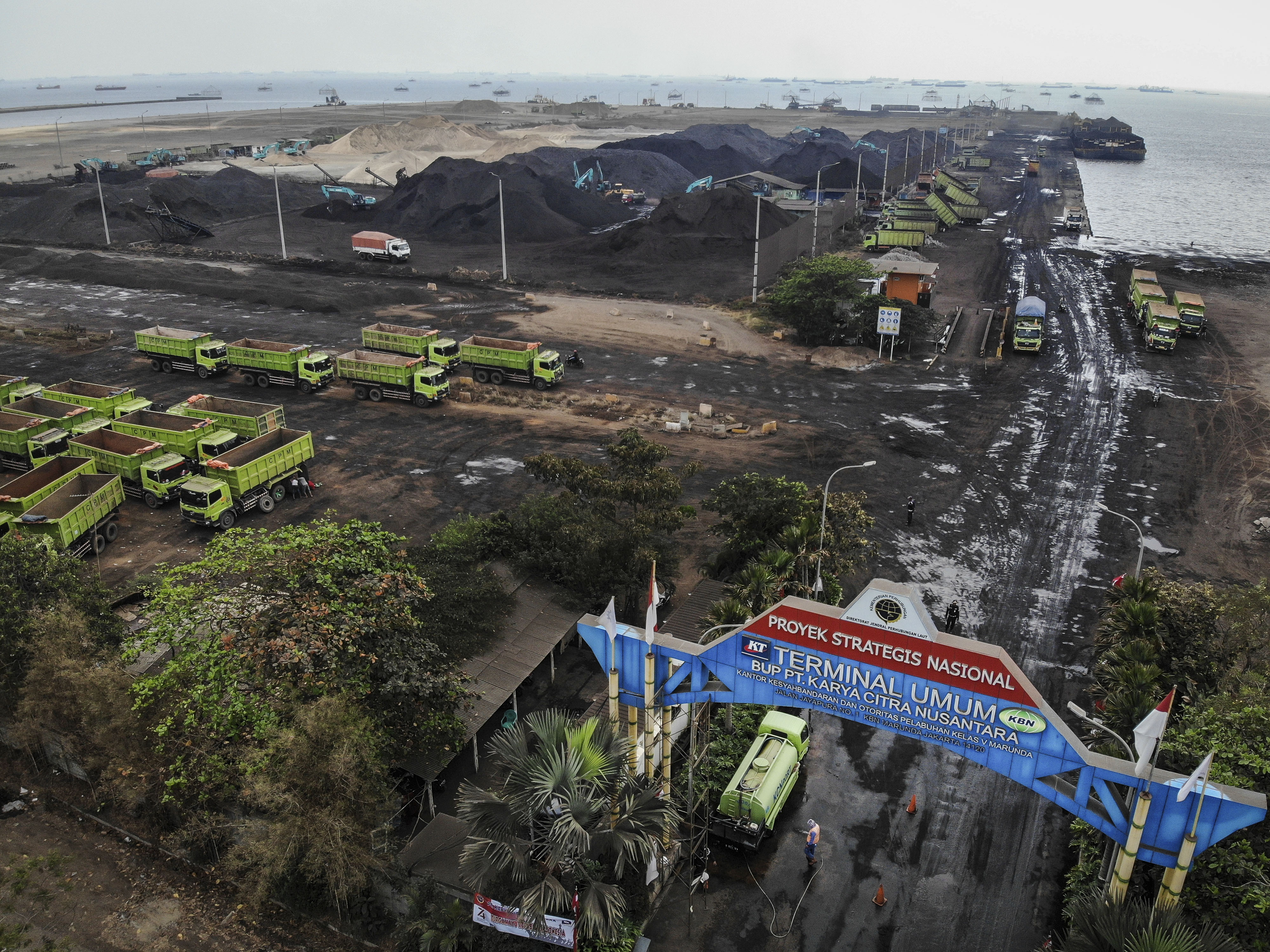 Areal aktivitas bongkar muat di pier 1 Pelabuhan PT Karya Citra Nusantara (KCN), Marunda, Jakarta Utara.