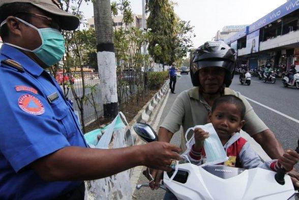  BPPD Balikpapan membagikan masker kepada warga.