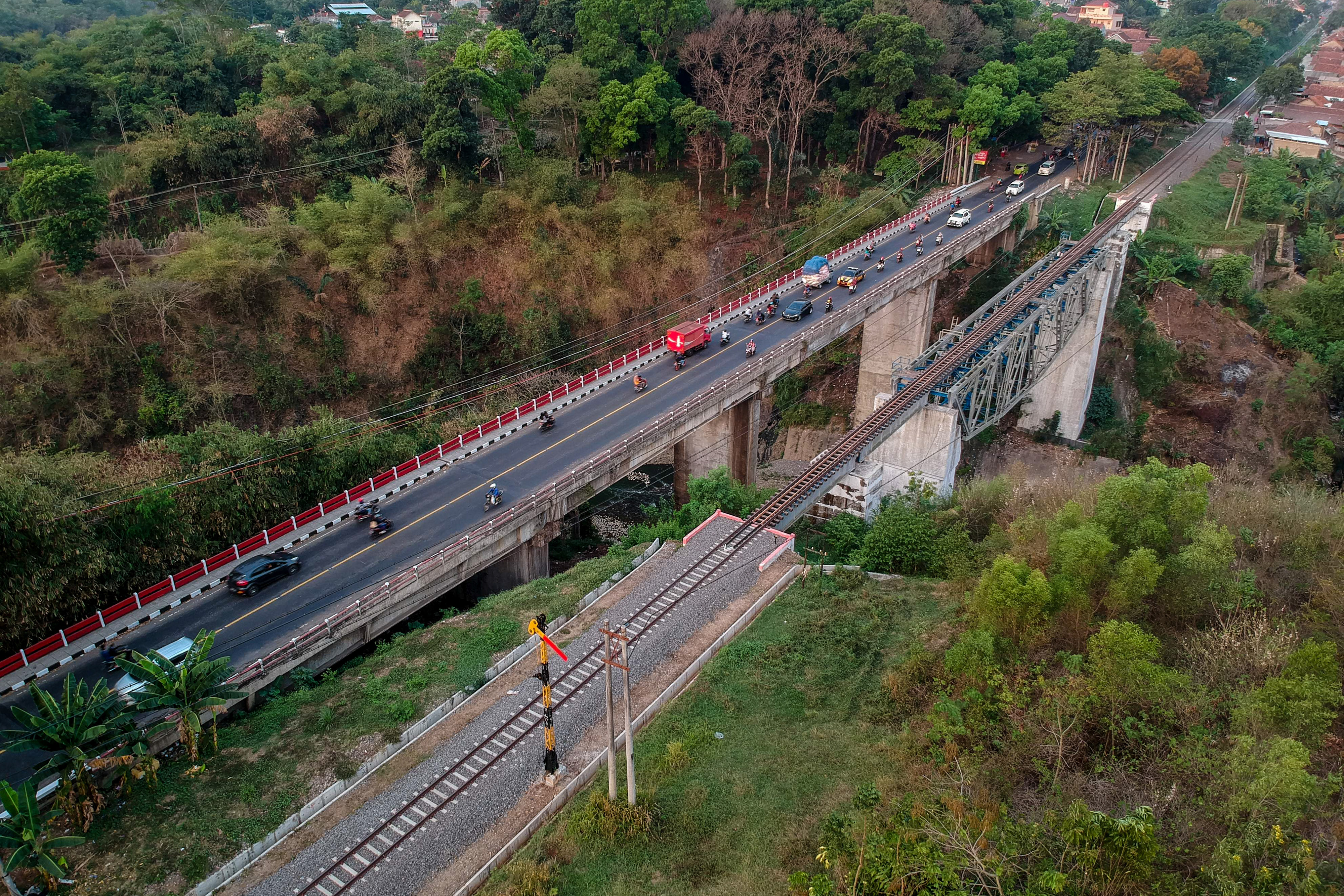 Kondisi jalan mantap di Kabupaten Cianjur, Jawa Barat, hingga akhir 2018 baru mencapai sekitar 676 kilometer.