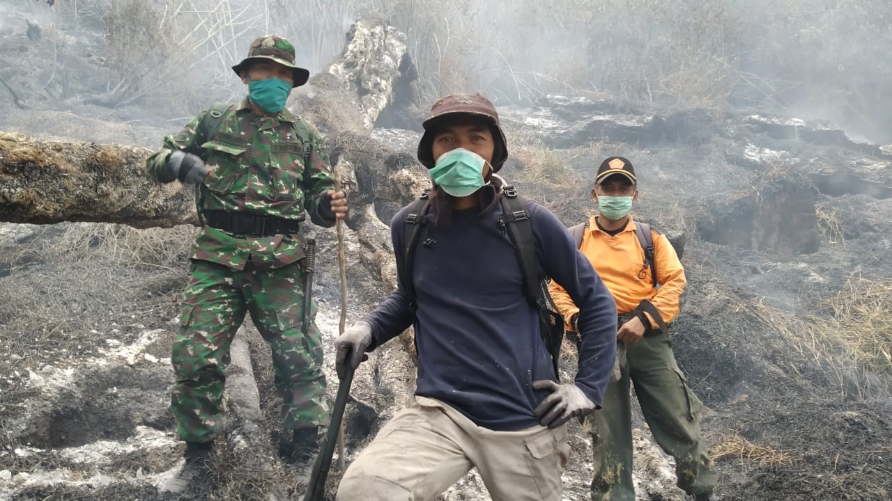 Tim gabungan memadamkan api di Gunung Sumbing, Jawa Tengah. 