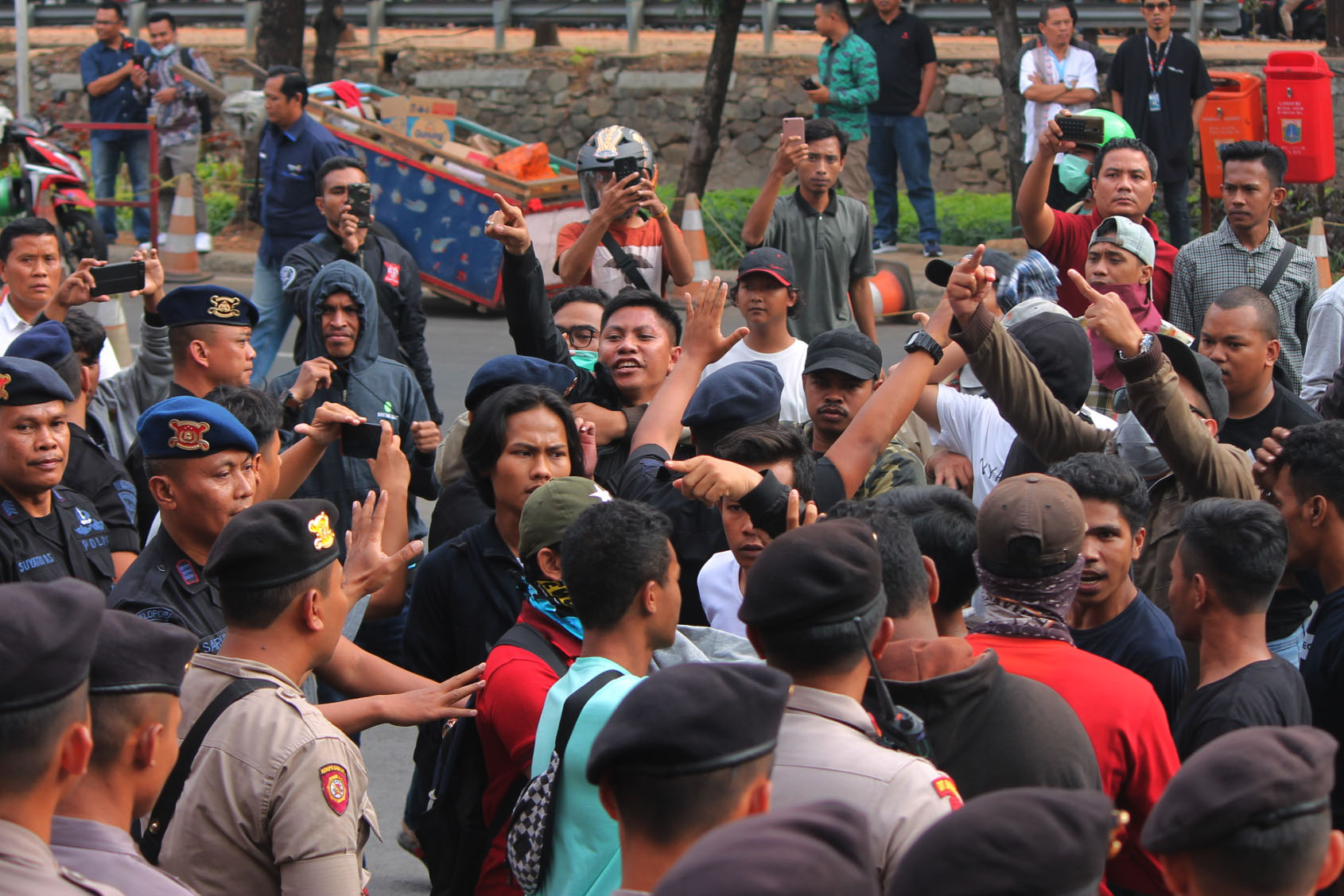 Aksi demo di depan Gedung Merah Putih Komisi Pemberantasan Korupsi.