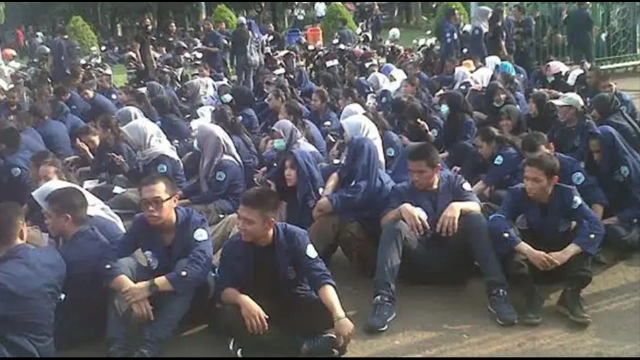 Mahasiswa Universitas Trisaksi berunjuk rasa di depan Gedung DPR RI. 