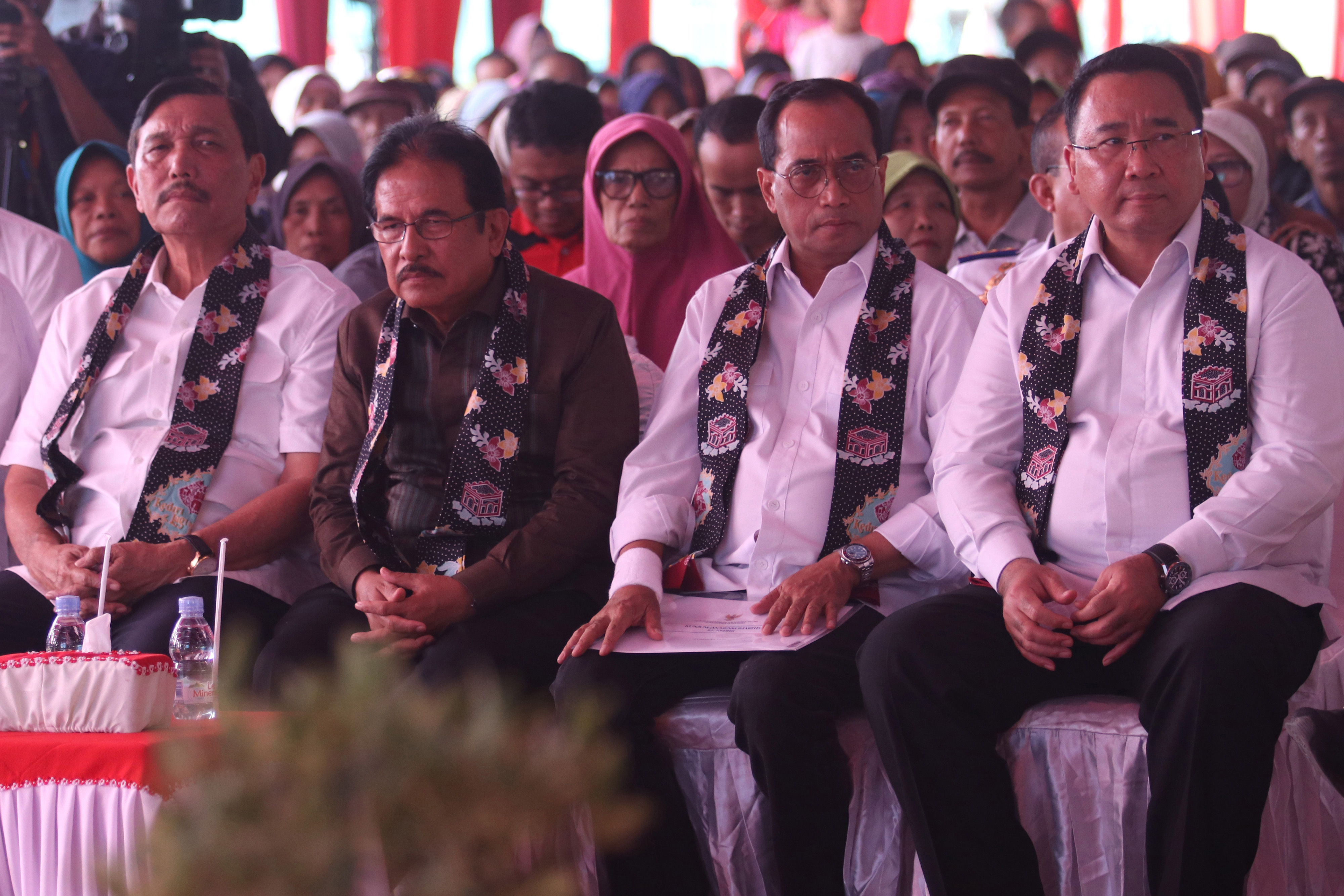 Sejumlah menteri kabinet kerja melakukan kunjungan kerja di kawasan terdampak pembangunan bandara di Grogol, Kediri