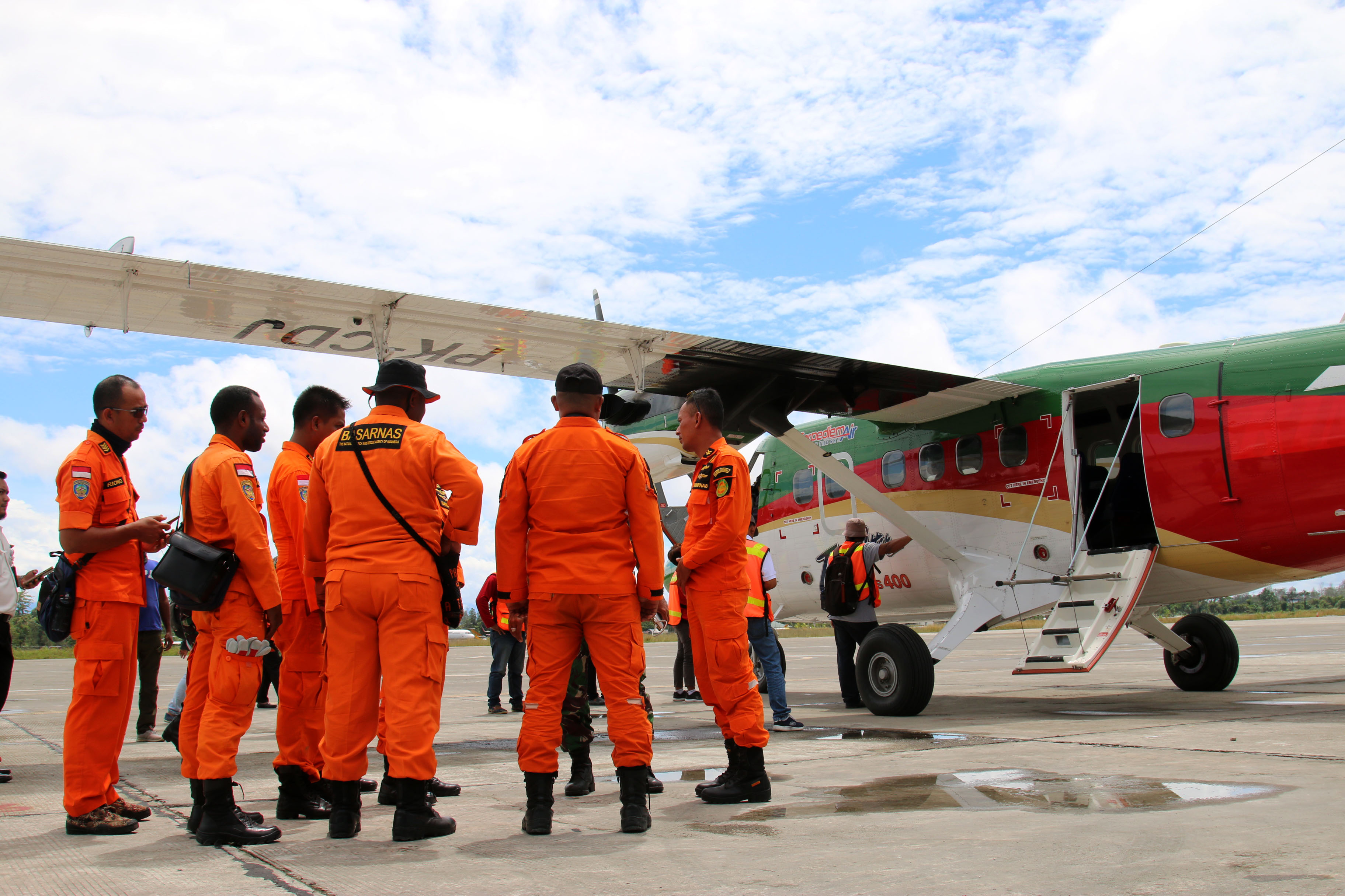 PENCARIAN PESAWAT HILANG KONTAK DI PAPUA: Personel Basarnas bersiap melakukan pencarian Pesawat Twin Otter DHC6-400 milik Carpediem Aviasi 