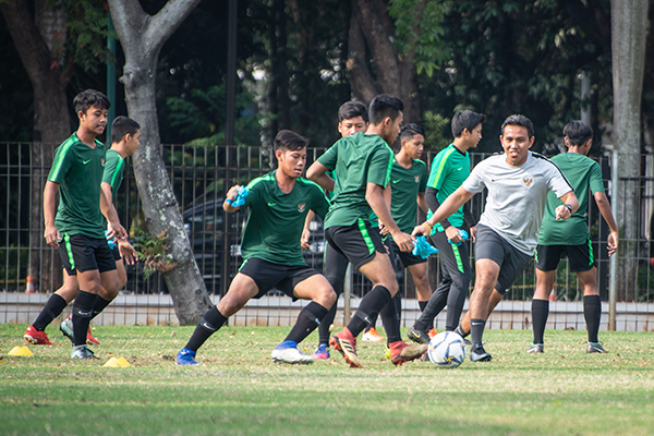 Pelatih kepala timnas Indonesia U-16, Bima Sakti sedang melatih anak asuhnya
