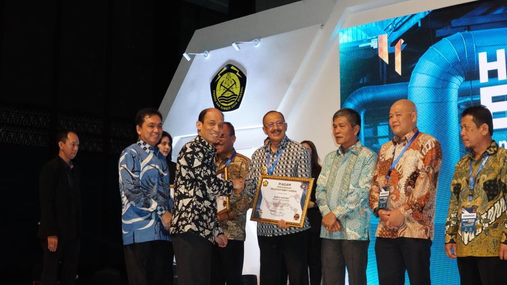 Wakil Menteri Energi dan Sumber Daya Mineral (ESDM) Archanda Thahar menyerahkan penghargaan kepada Bupati Natuna Hamid Rizal.