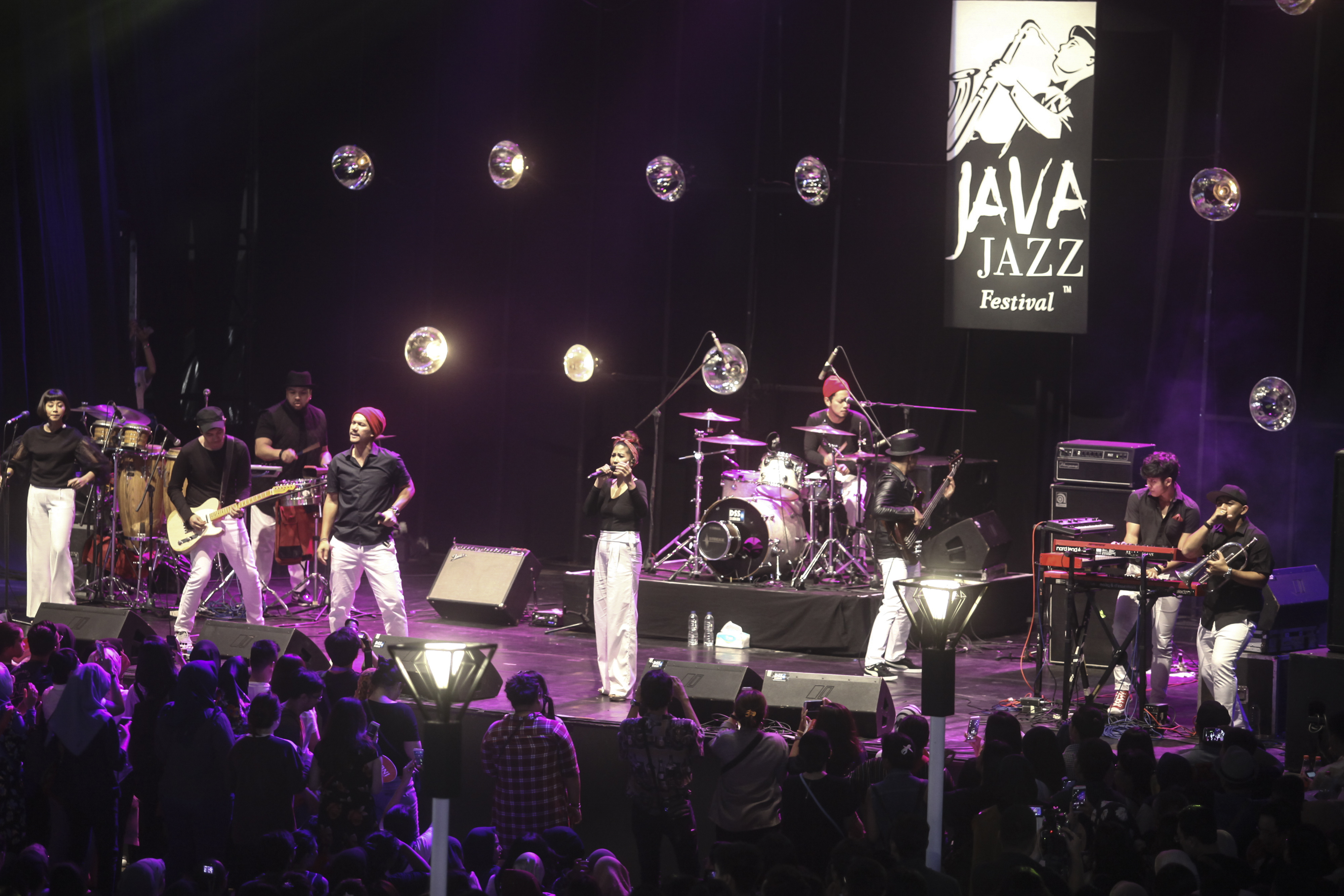 Maliq & D'Essentials