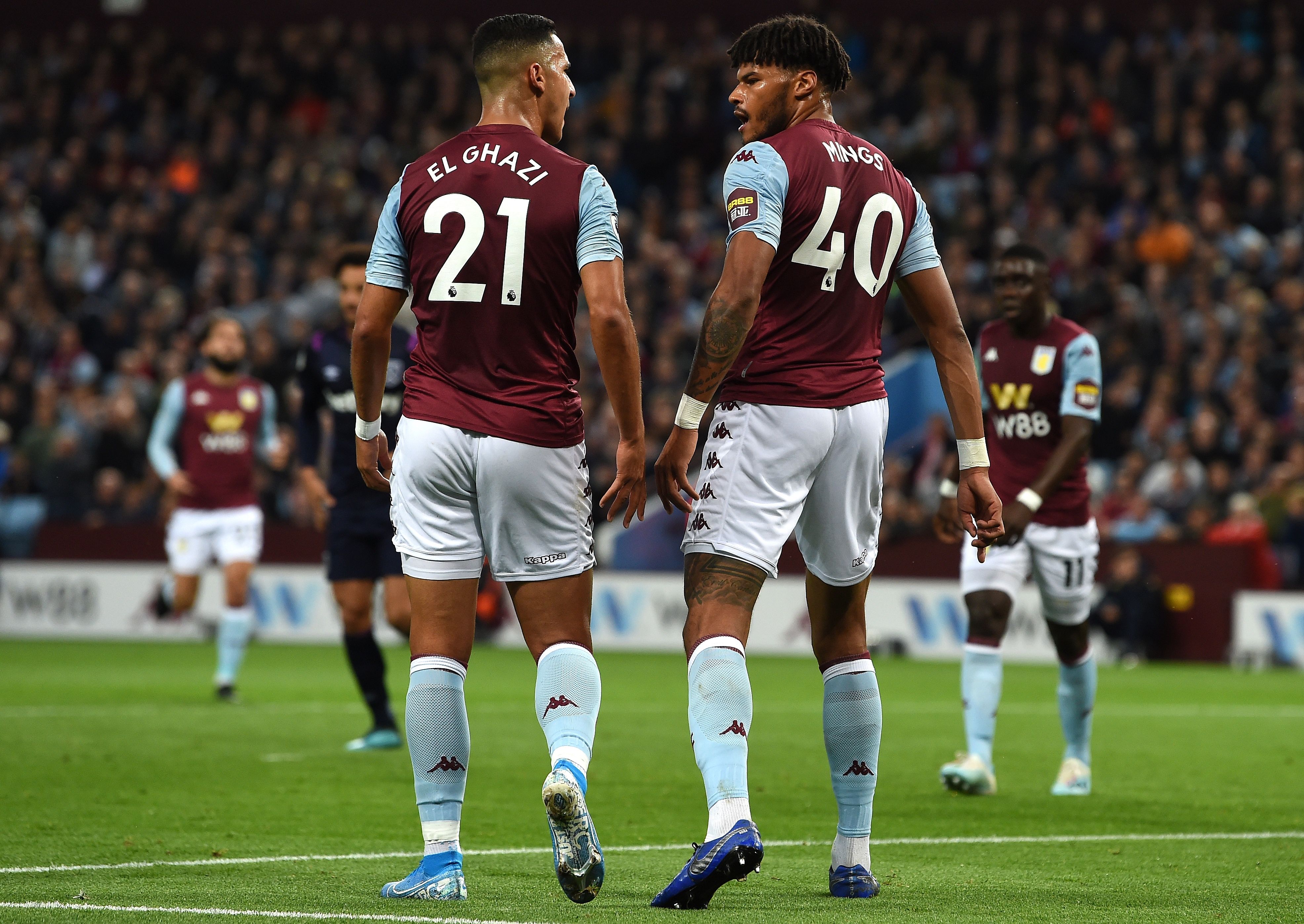 Bentrok antara dua pemain Aston Villa Anwar El Ghazi (kiri) dan Tyrone Mings