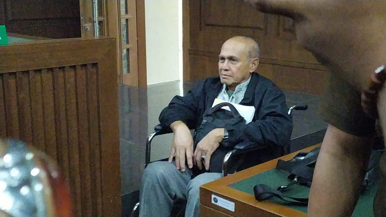 Kivlan Zen hadir di sidang perdana dengan menggunakan kursi roda