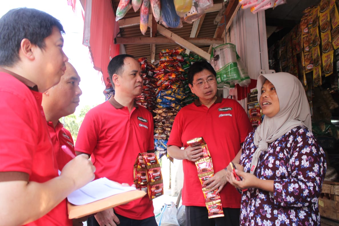 Jajaran manajemen Garudafood turun langsung menyapa pelanggan untuk memperkenalkan produk baru.