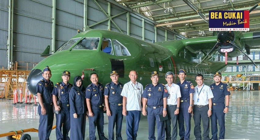 Bea Cukai Bandung mengunjungi PT Dirgantara Indonesia di Bandung, Jawa Barat.