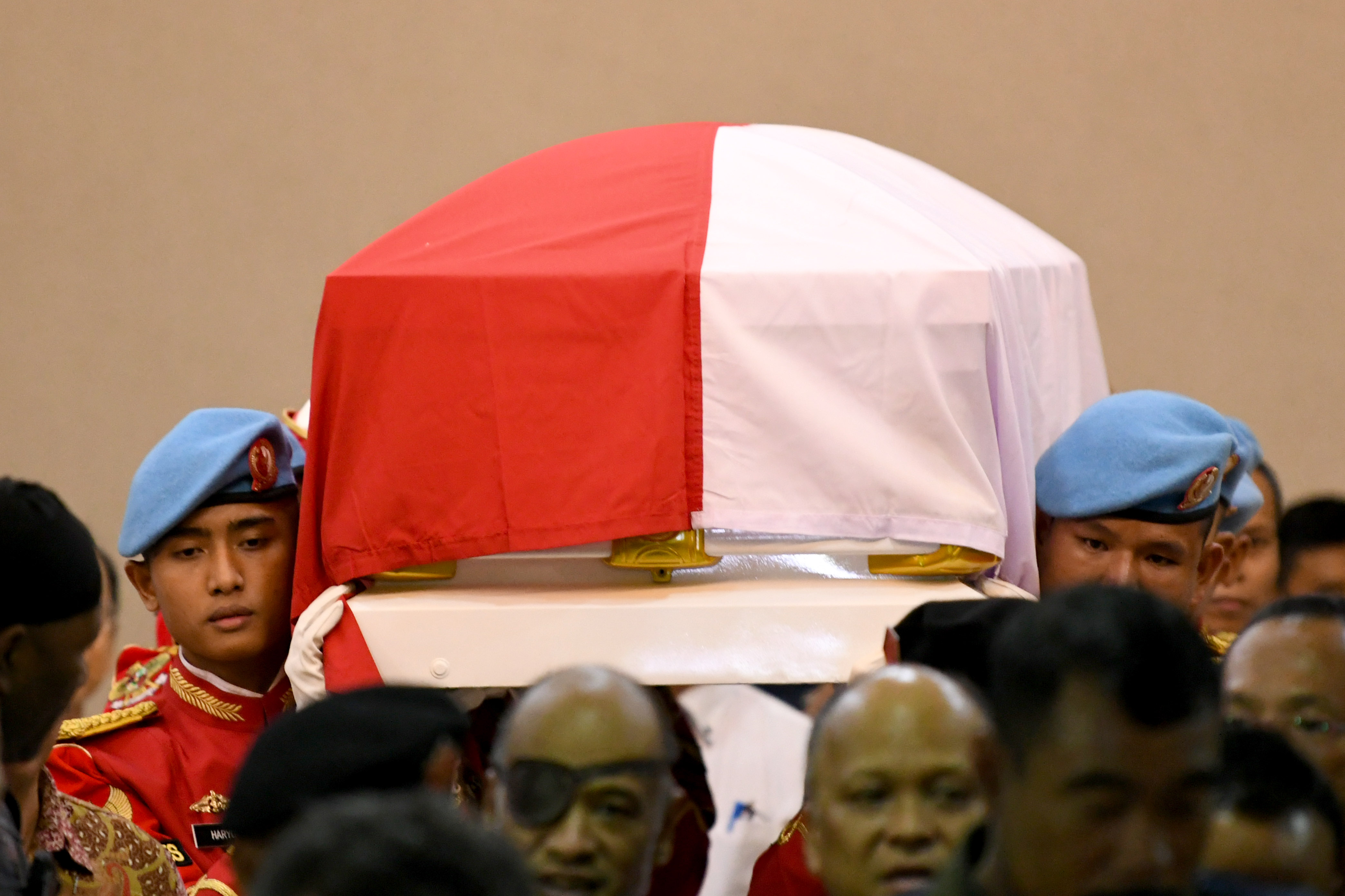 Paspampres mengangkat peti jenazah almarhum Presiden ke-3 RI, BJ Habibie, menuju mobil ambulans di Rumah Jenazah RSPAD.