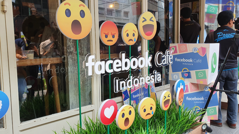 Suasana Facebook Cafe di Melawai, Jakarta.