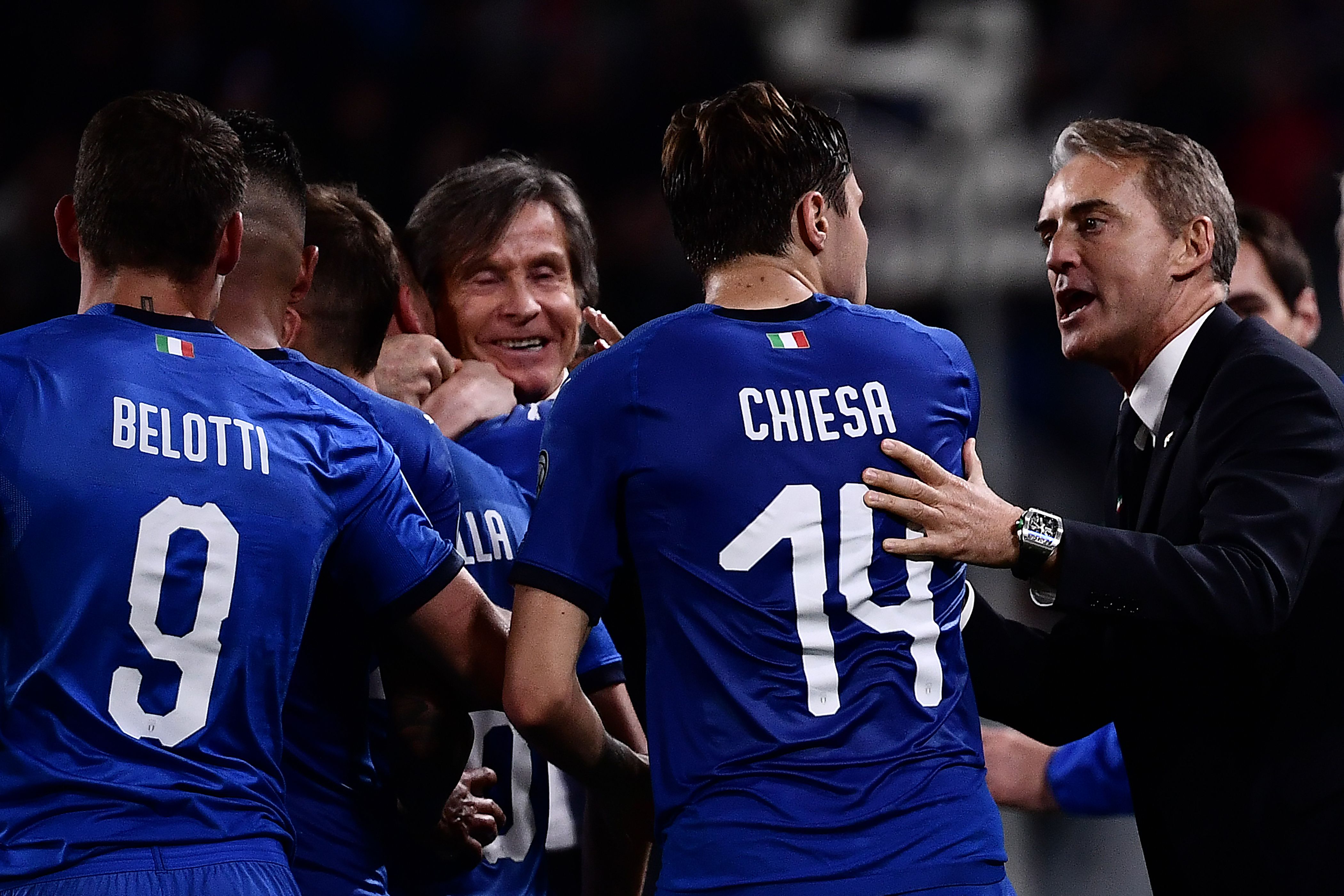 Pelatih Italia Roberto Mancini  merayakan dengan penyerang Italia Federico Chiesa selama pertandingan sepak bola kualifikasi Euro  2020