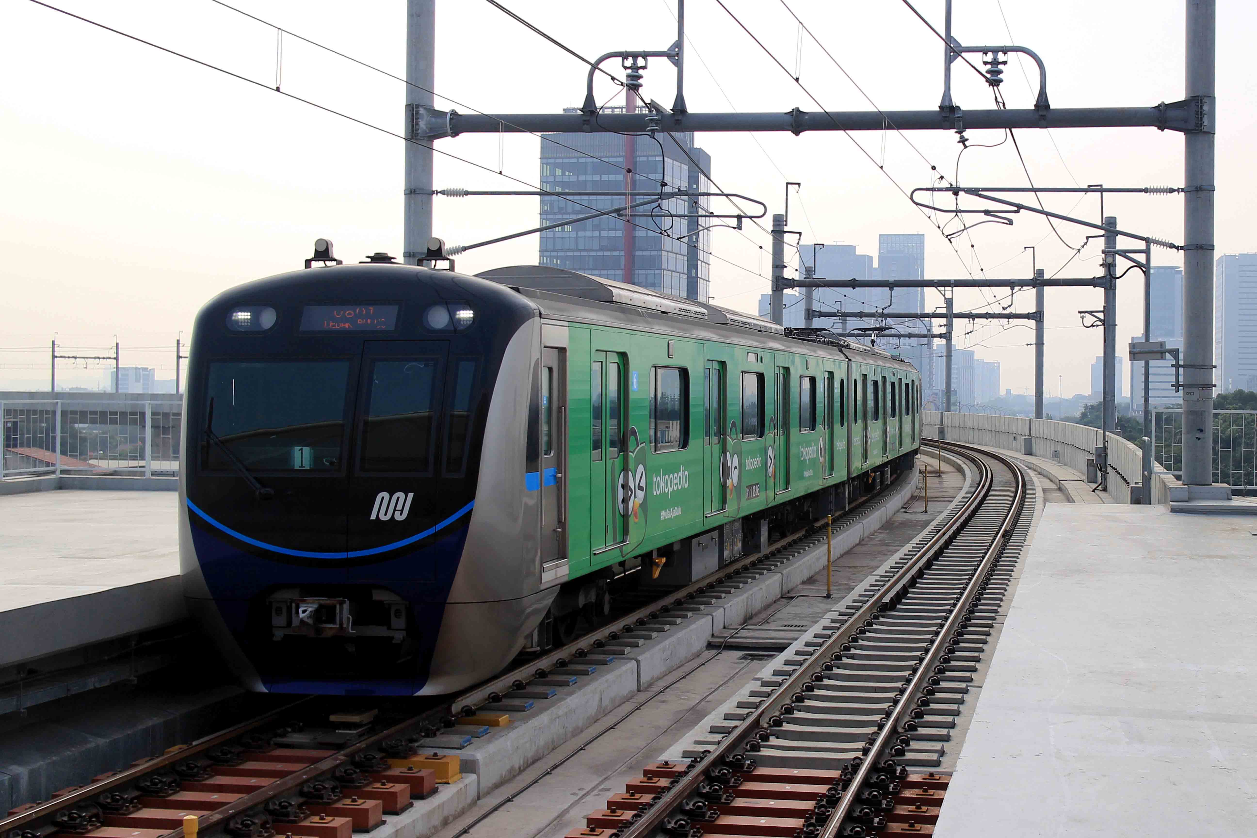 Moda Raya Terpadu (MRT) melintas.