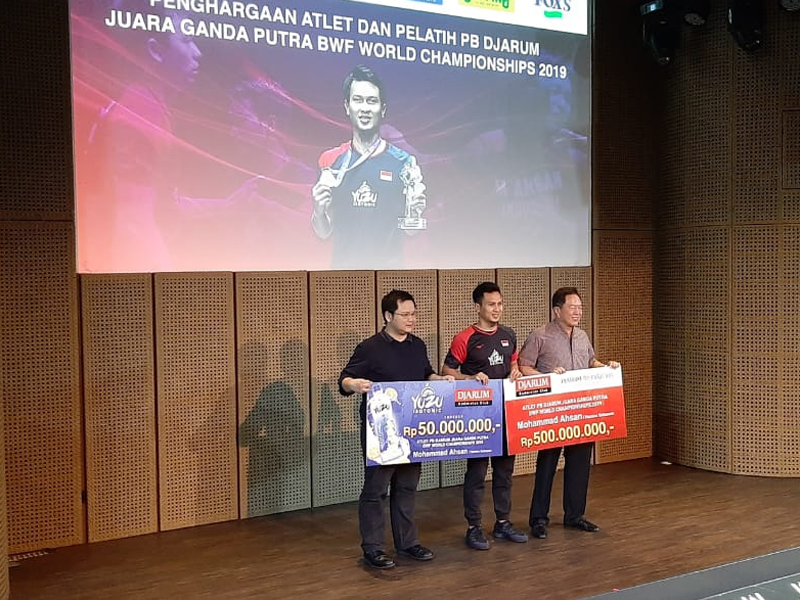 Mohammad Ahsan (tengah) menerima bonus dari Djarum Foundation atas prestasinya menjadi juara Kejuaraan Dunia bersama Hendra Setiawan.